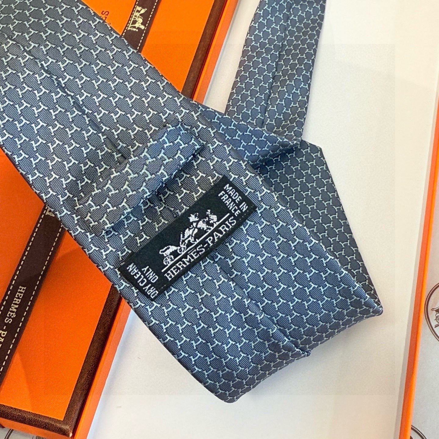 🌾专柜同步新款 爱马仕男士领带！爱马仕领带是每位男士衣橱中不可或缺的单品，也是一段故事的起源。仅有一条规