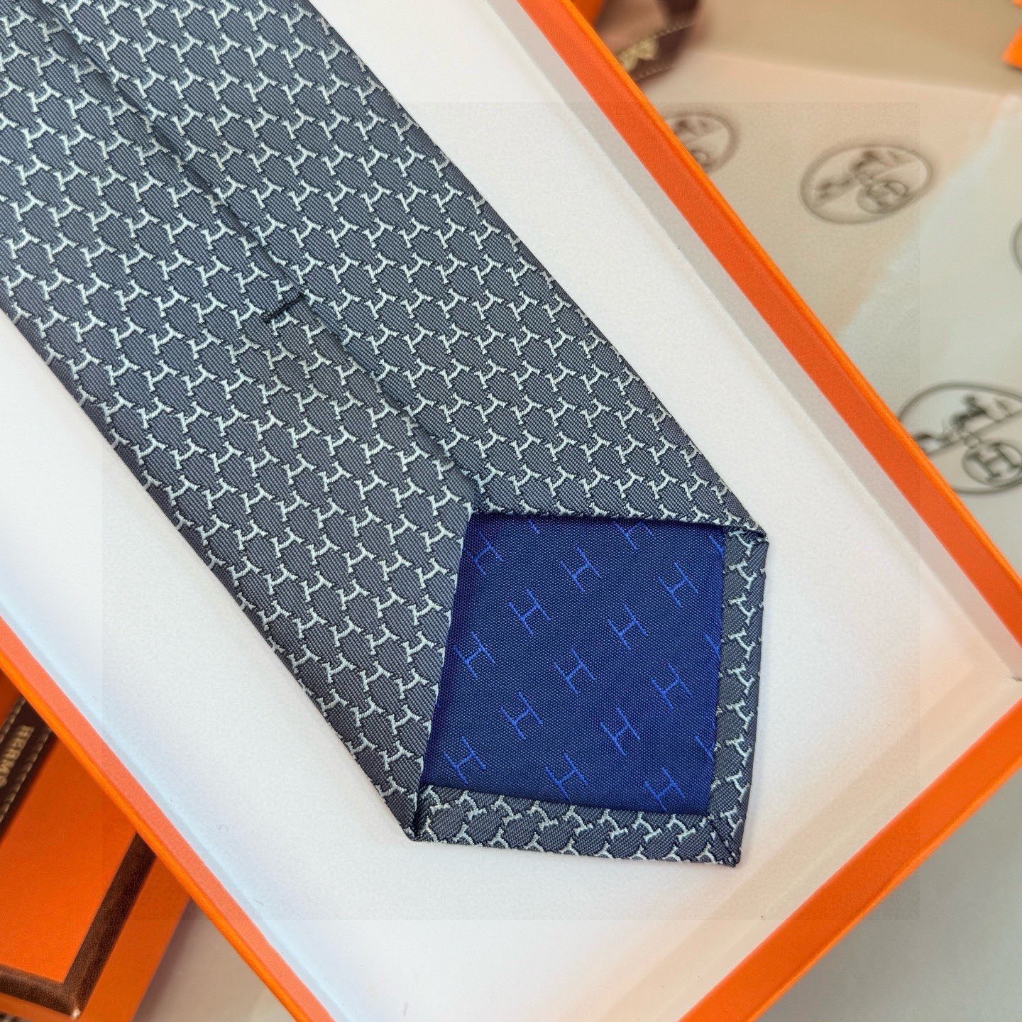🌾专柜同步新款 爱马仕男士领带！爱马仕领带是每位男士衣橱中不可或缺的单品，也是一段故事的起源。仅有一条规