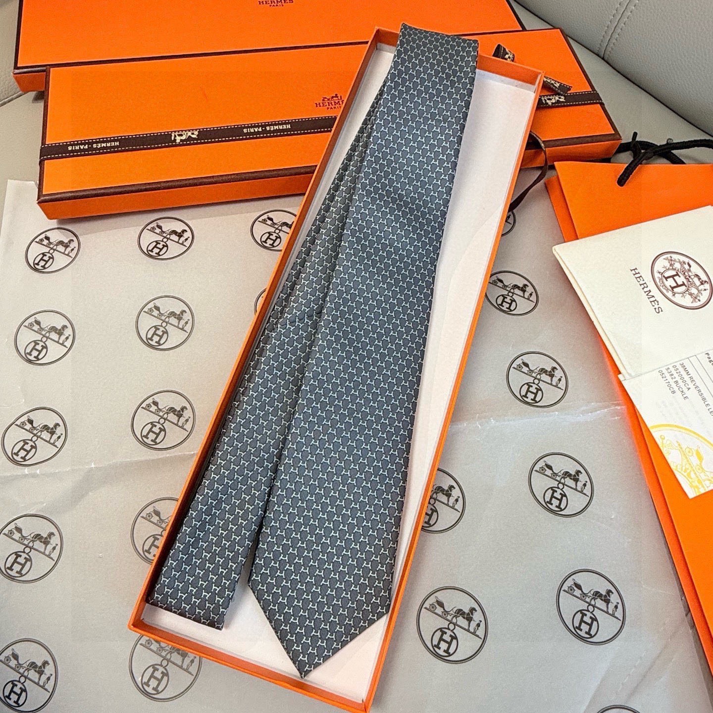 🌾专柜同步新款 爱马仕男士领带！爱马仕领带是每位男士衣橱中不可或缺的单品，也是一段故事的起源。仅有一条规
