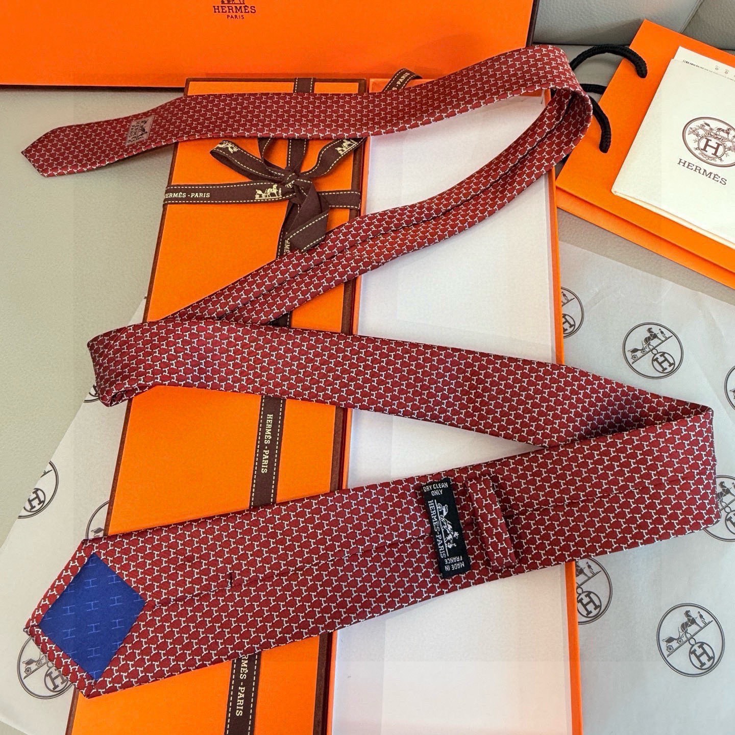 🌾专柜同步新款 爱马仕男士领带！爱马仕领带是每位男士衣橱中不可或缺的单品，也是一段故事的起源。仅有一条规
