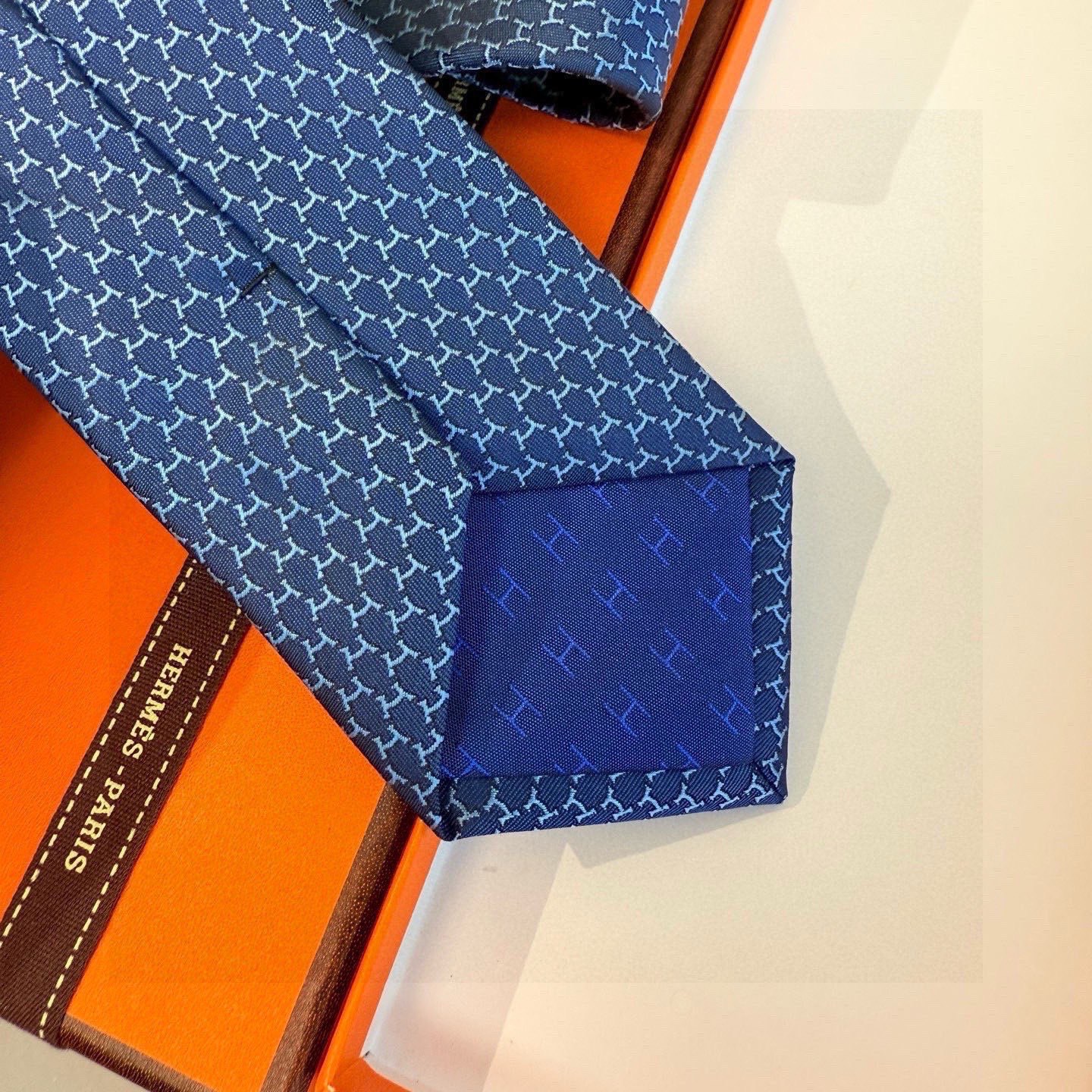 🌾专柜同步新款 爱马仕男士领带！爱马仕领带是每位男士衣橱中不可或缺的单品，也是一段故事的起源。仅有一条规