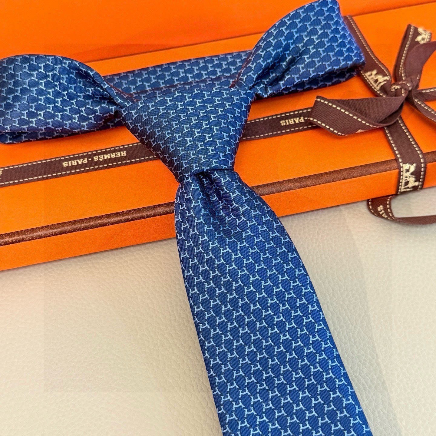 🌾专柜同步新款 爱马仕男士领带！爱马仕领带是每位男士衣橱中不可或缺的单品，也是一段故事的起源。仅有一条规