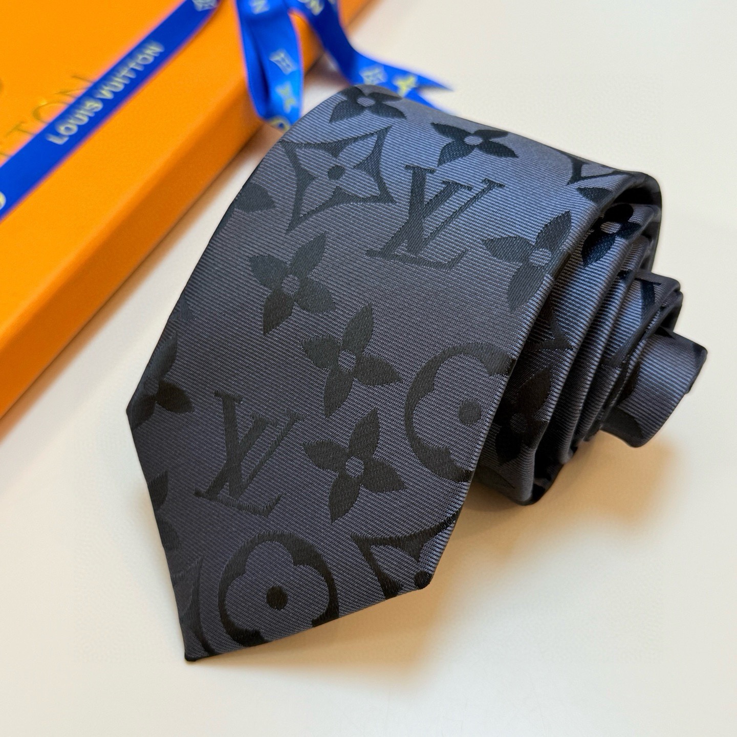 🌾LV男士领带系列👔👔，稀有😻😻展现精湛手工与时尚优雅的理想选择，此款真丝织就的Diamonds V领带