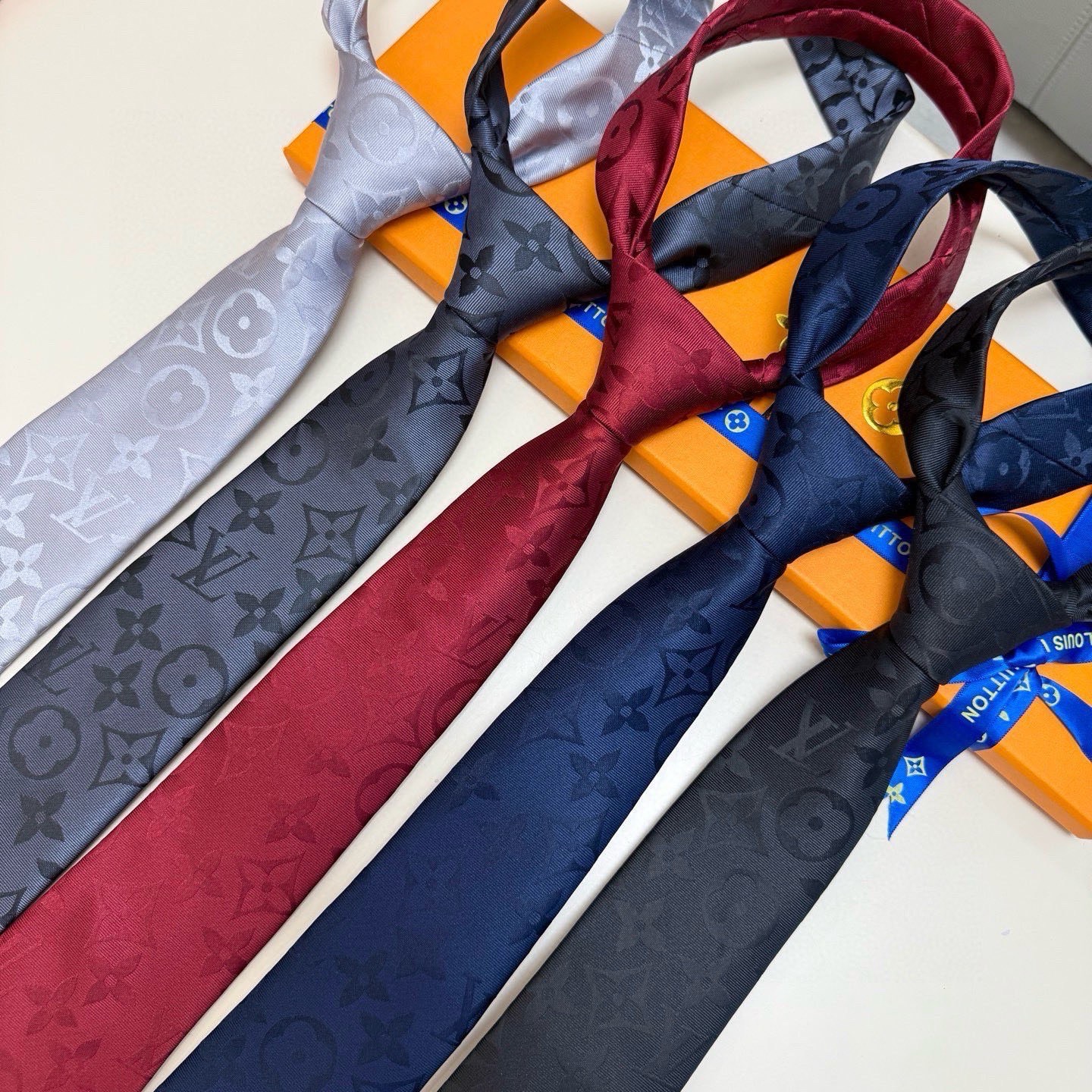 🌾LV男士领带系列👔👔，稀有😻😻展现精湛手工与时尚优雅的理想选择，此款真丝织就的Diamonds V领带