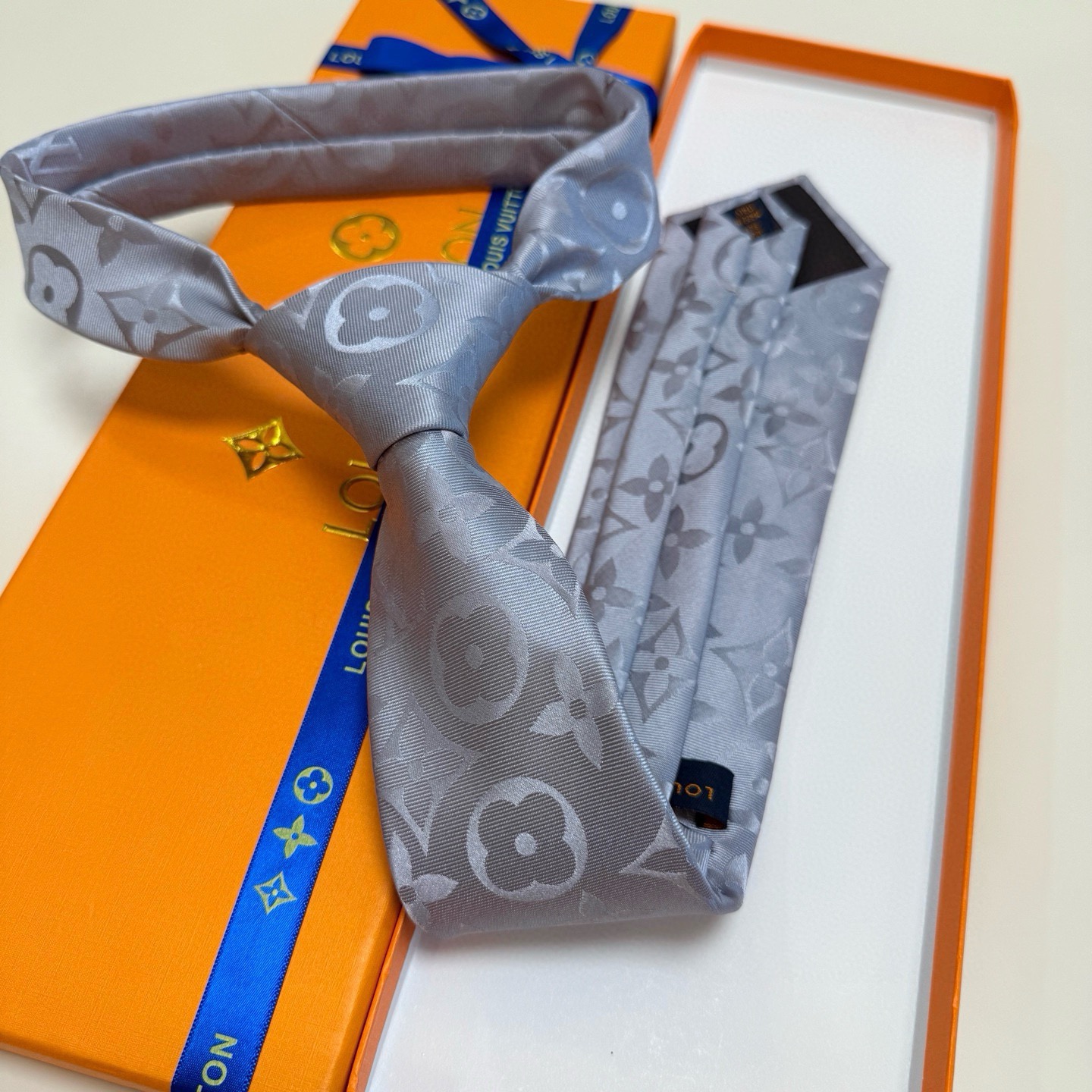 🌾LV男士领带系列👔👔，稀有😻😻展现精湛手工与时尚优雅的理想选择，此款真丝织就的Diamonds V领带