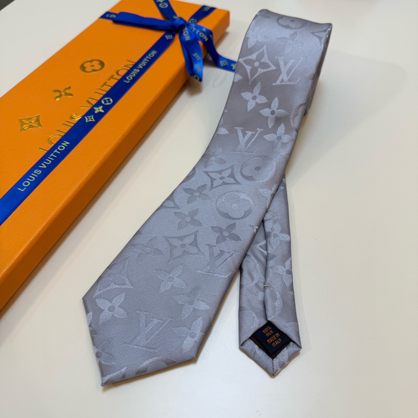 🌾LV男士领带系列👔👔，稀有😻😻展现精湛手工与时尚优雅的理想选择，此款真丝织就的Diamonds V领带