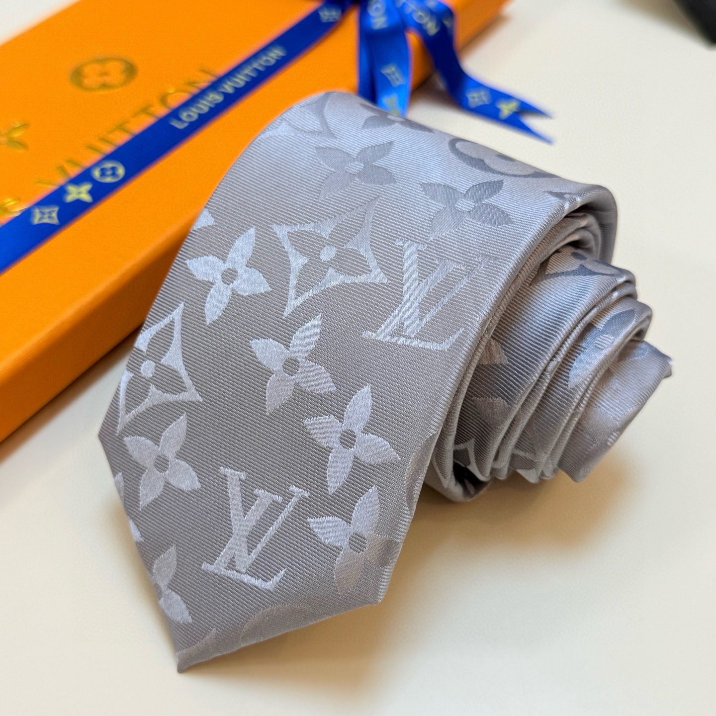 🌾LV男士领带系列👔👔，稀有😻😻展现精湛手工与时尚优雅的理想选择，此款真丝织就的Diamonds V领带
