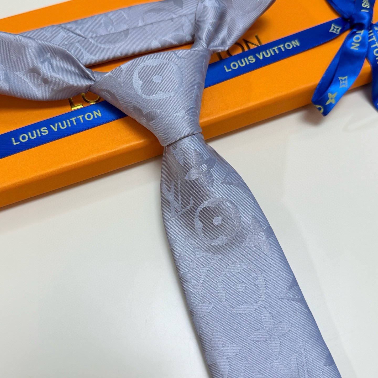 🌾LV男士领带系列👔👔，稀有😻😻展现精湛手工与时尚优雅的理想选择，此款真丝织就的Diamonds V领带