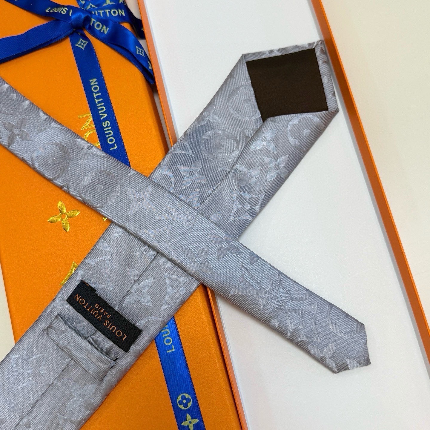 🌾LV男士领带系列👔👔，稀有😻😻展现精湛手工与时尚优雅的理想选择，此款真丝织就的Diamonds V领带