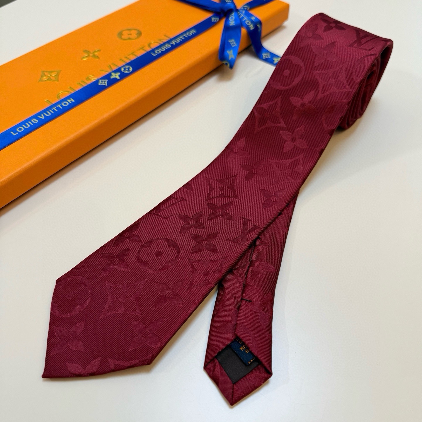 🌾LV男士领带系列👔👔，稀有😻😻展现精湛手工与时尚优雅的理想选择，此款真丝织就的Diamonds V领带