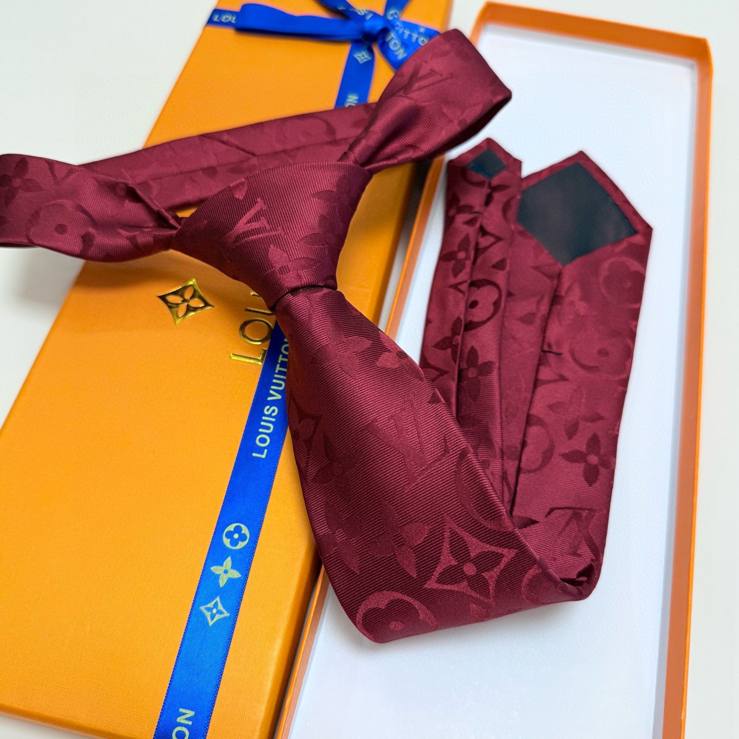 🌾LV男士领带系列👔👔，稀有😻😻展现精湛手工与时尚优雅的理想选择，此款真丝织就的Diamonds V领带