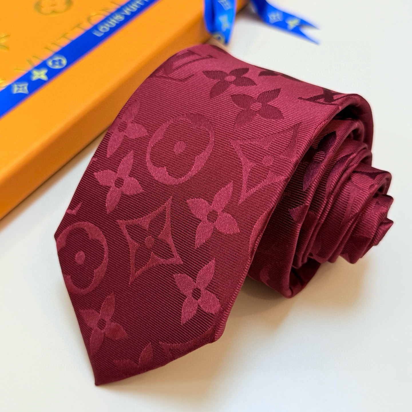 🌾LV男士领带系列👔👔，稀有😻😻展现精湛手工与时尚优雅的理想选择，此款真丝织就的Diamonds V领带