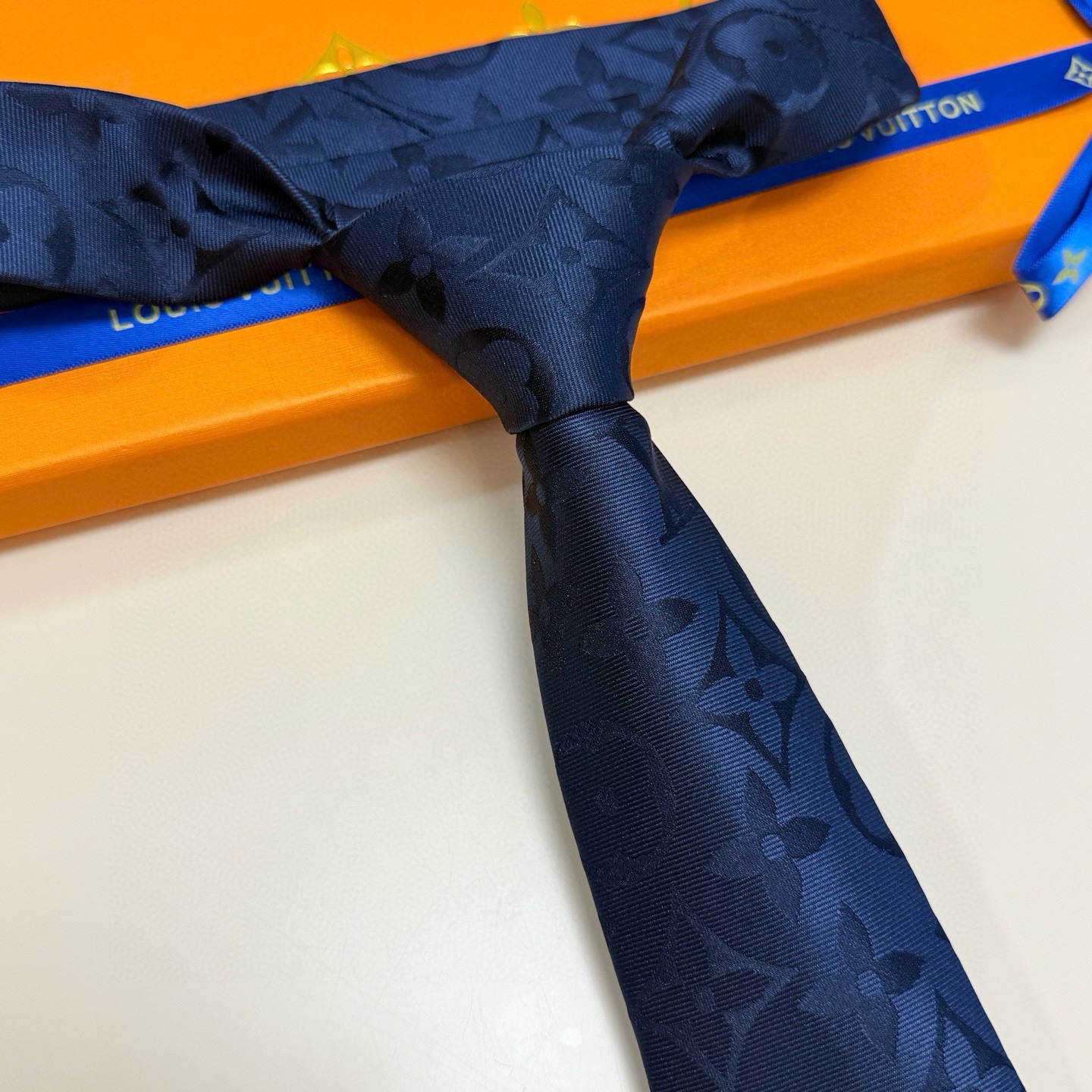 🌾LV男士领带系列👔👔，稀有😻😻展现精湛手工与时尚优雅的理想选择，此款真丝织就的Diamonds V领带