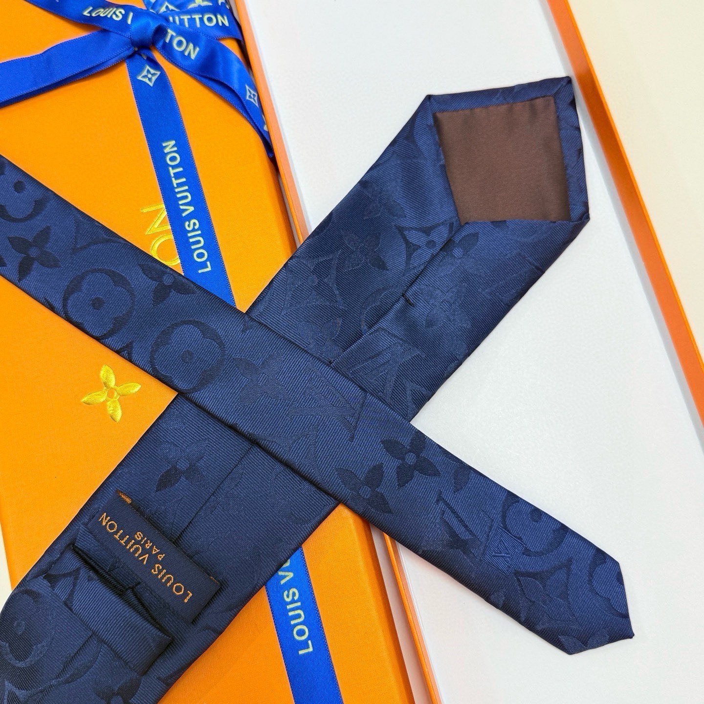 🌾LV男士领带系列👔👔，稀有😻😻展现精湛手工与时尚优雅的理想选择，此款真丝织就的Diamonds V领带