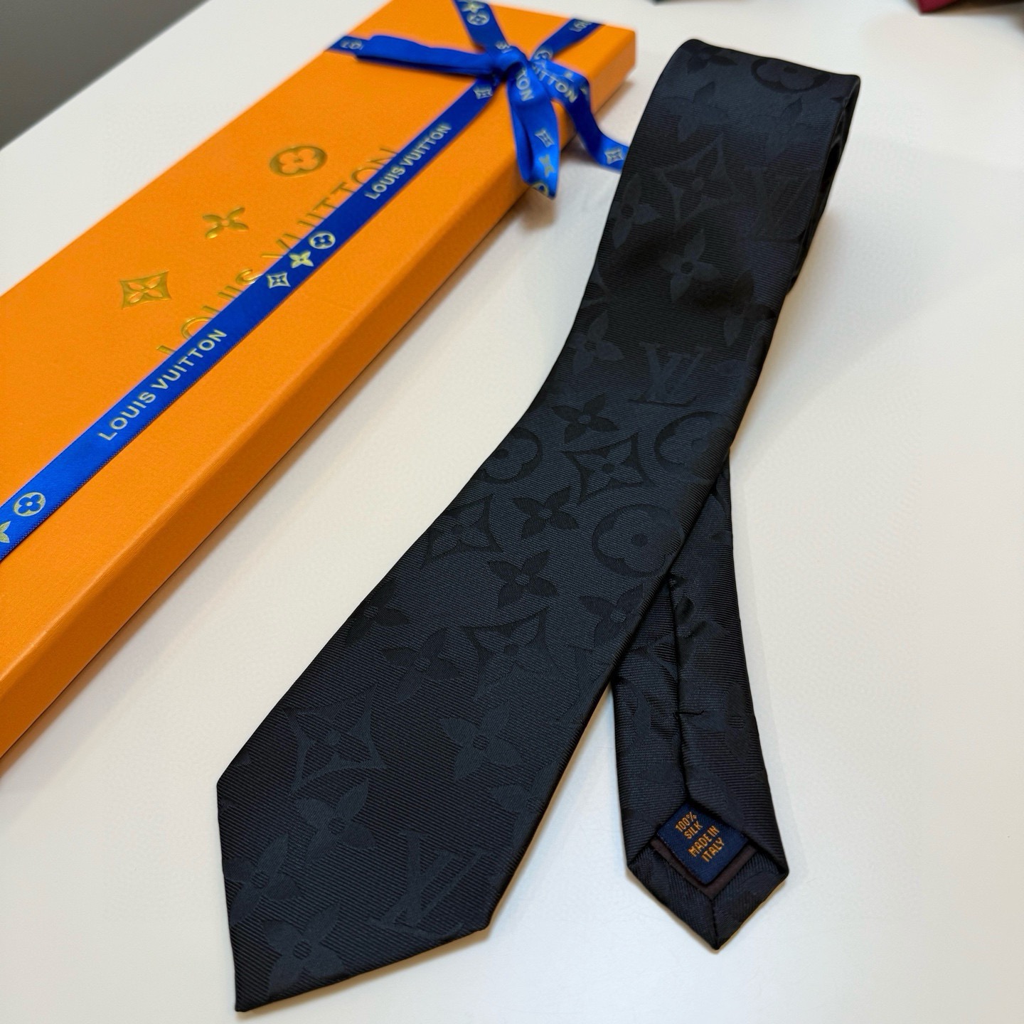 🌾LV男士领带系列👔👔，稀有😻😻展现精湛手工与时尚优雅的理想选择，此款真丝织就的Diamonds V领带