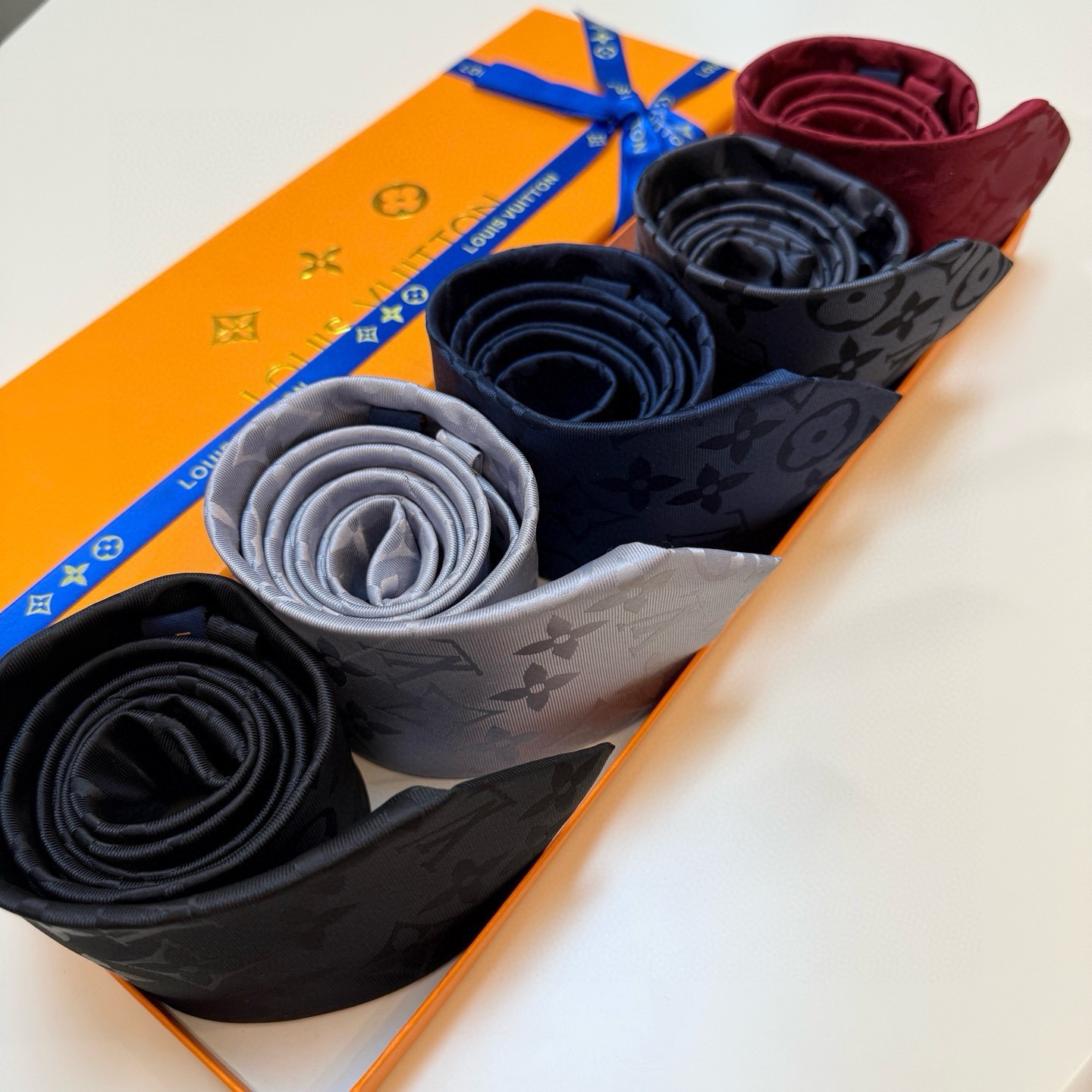 🌾LV男士领带系列👔👔，稀有😻😻展现精湛手工与时尚优雅的理想选择，此款真丝织就的Diamonds V领带