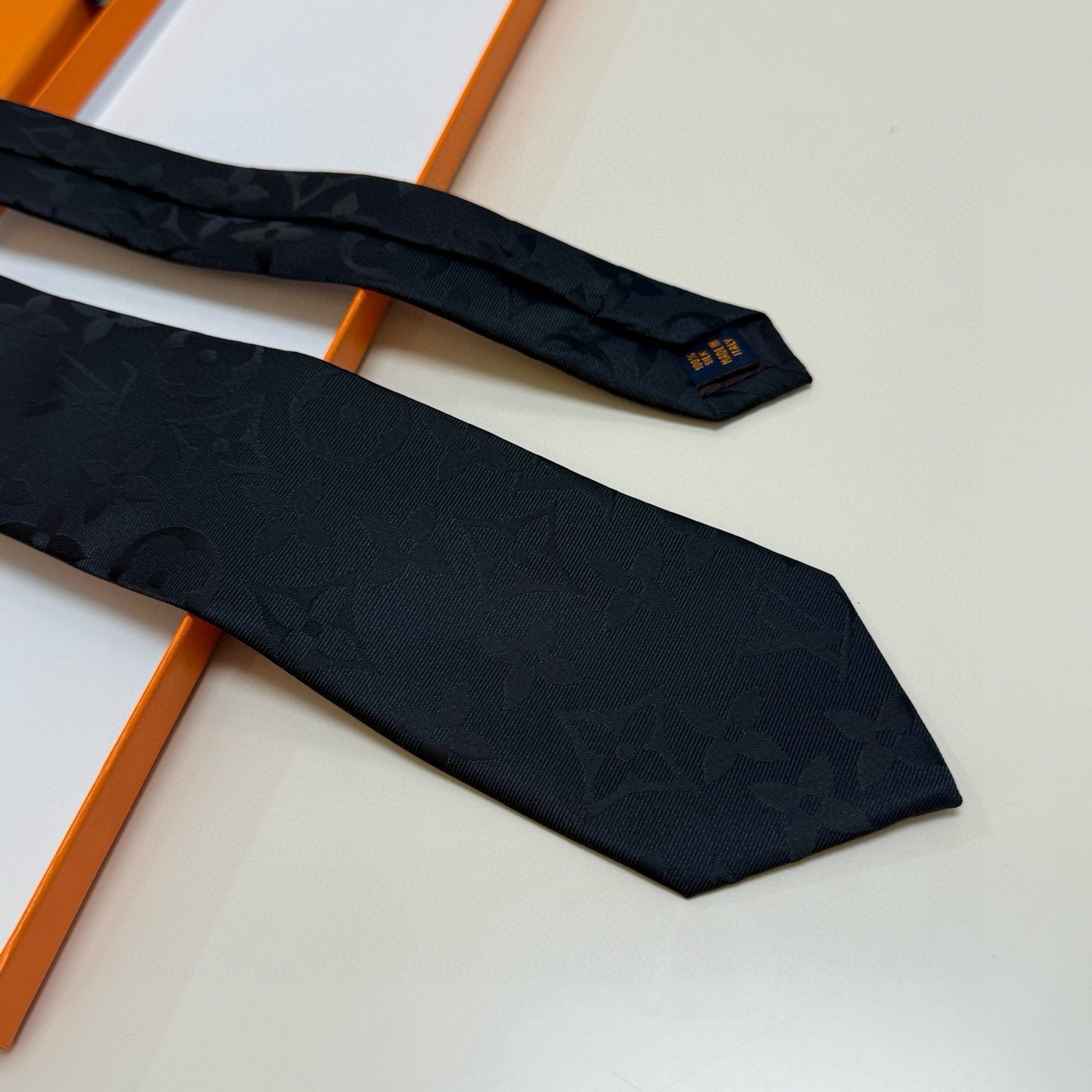 🌾LV男士领带系列👔👔，稀有😻😻展现精湛手工与时尚优雅的理想选择，此款真丝织就的Diamonds V领带