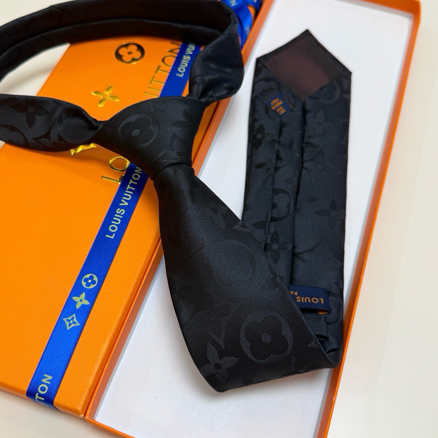 🌾LV男士领带系列👔👔，稀有😻😻展现精湛手工与时尚优雅的理想选择，此款真丝织就的Diamonds V领带