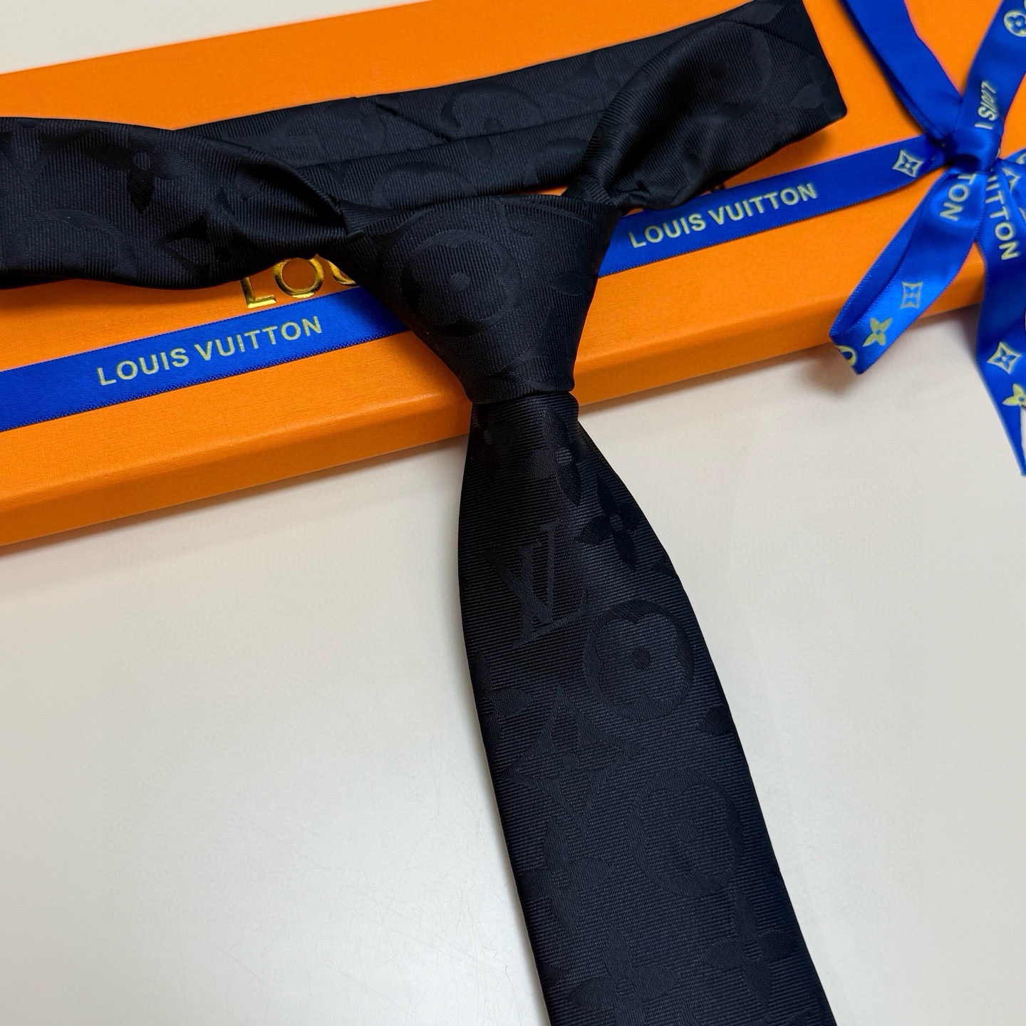 🌾LV男士领带系列👔👔，稀有😻😻展现精湛手工与时尚优雅的理想选择，此款真丝织就的Diamonds V领带
