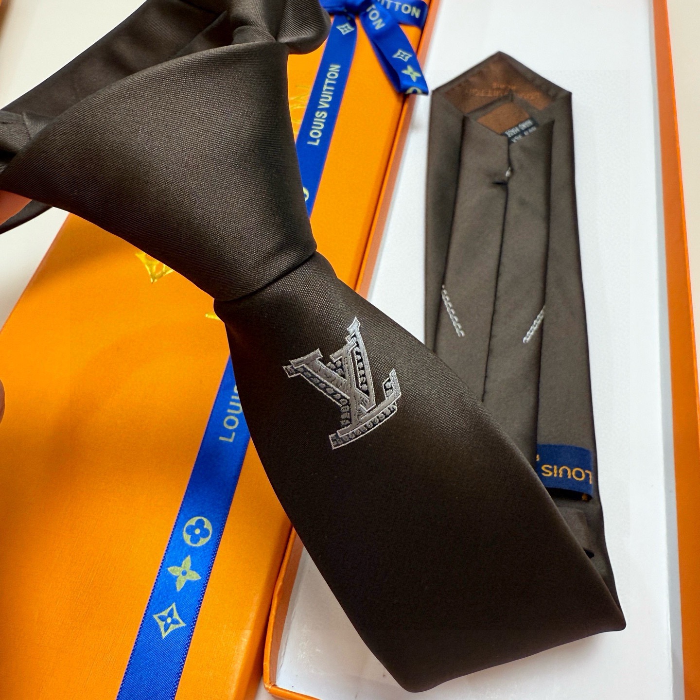 🌾LV官方新款男士领带系列【Lv字母提花领带】👔👔，稀有😻😻展现精湛手工与时尚优雅的理想选择，这款领带将