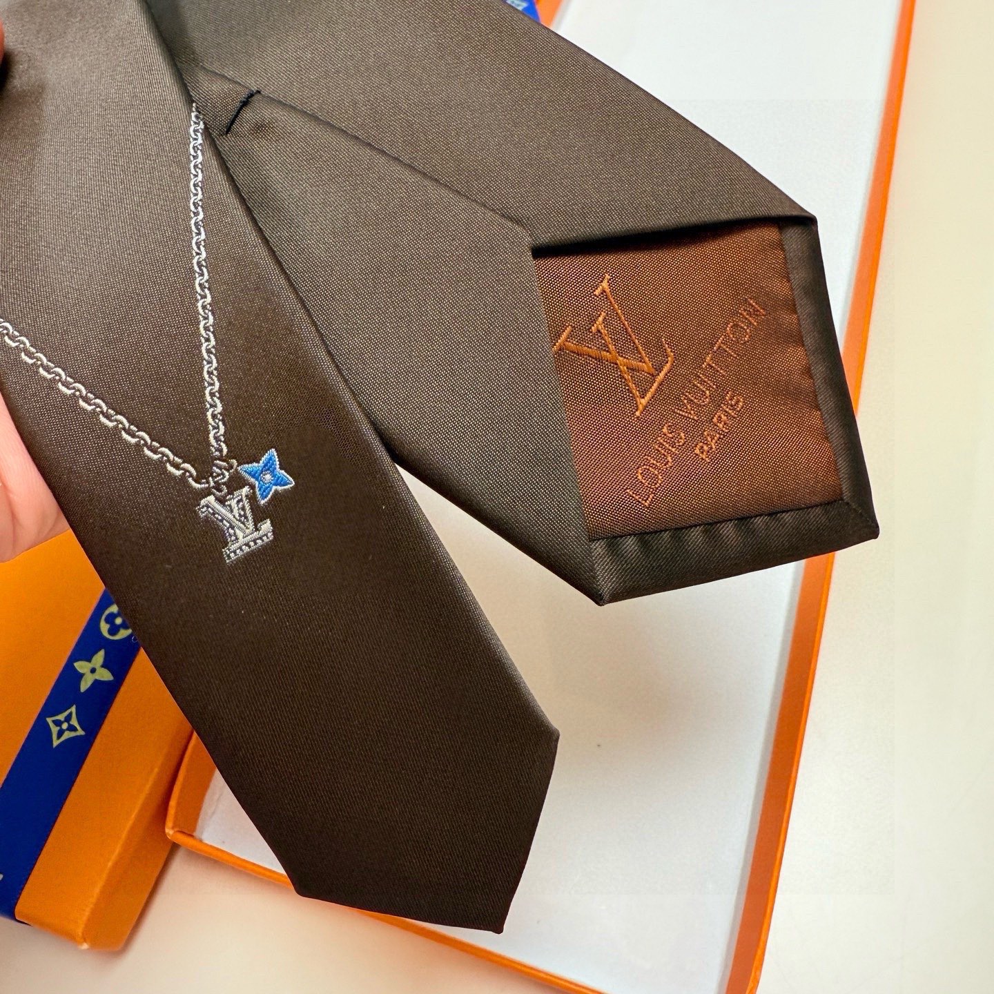 🌾LV官方新款男士领带系列【Lv字母提花领带】👔👔，稀有😻😻展现精湛手工与时尚优雅的理想选择，这款领带将