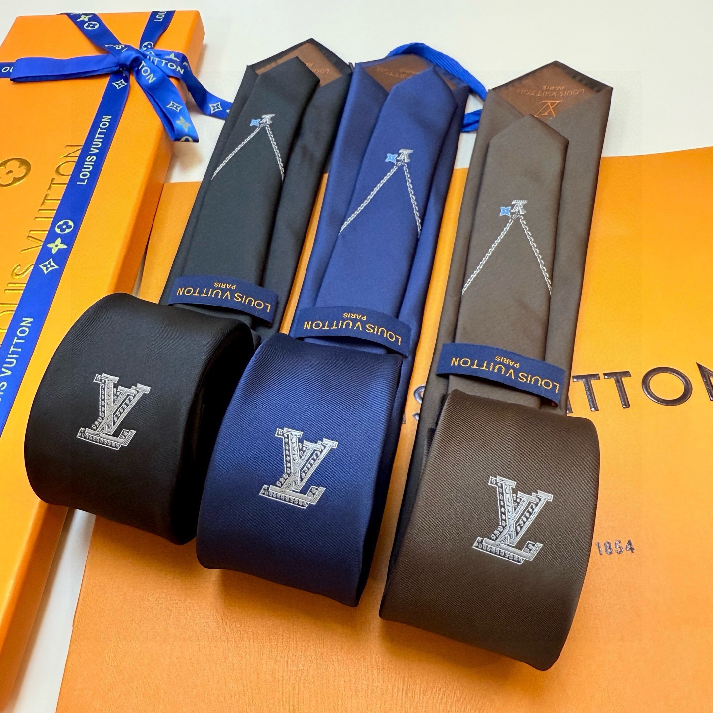 🌾LV官方新款男士领带系列【Lv字母提花领带】👔👔，稀有😻😻展现精湛手工与时尚优雅的理想选择，这款领带将