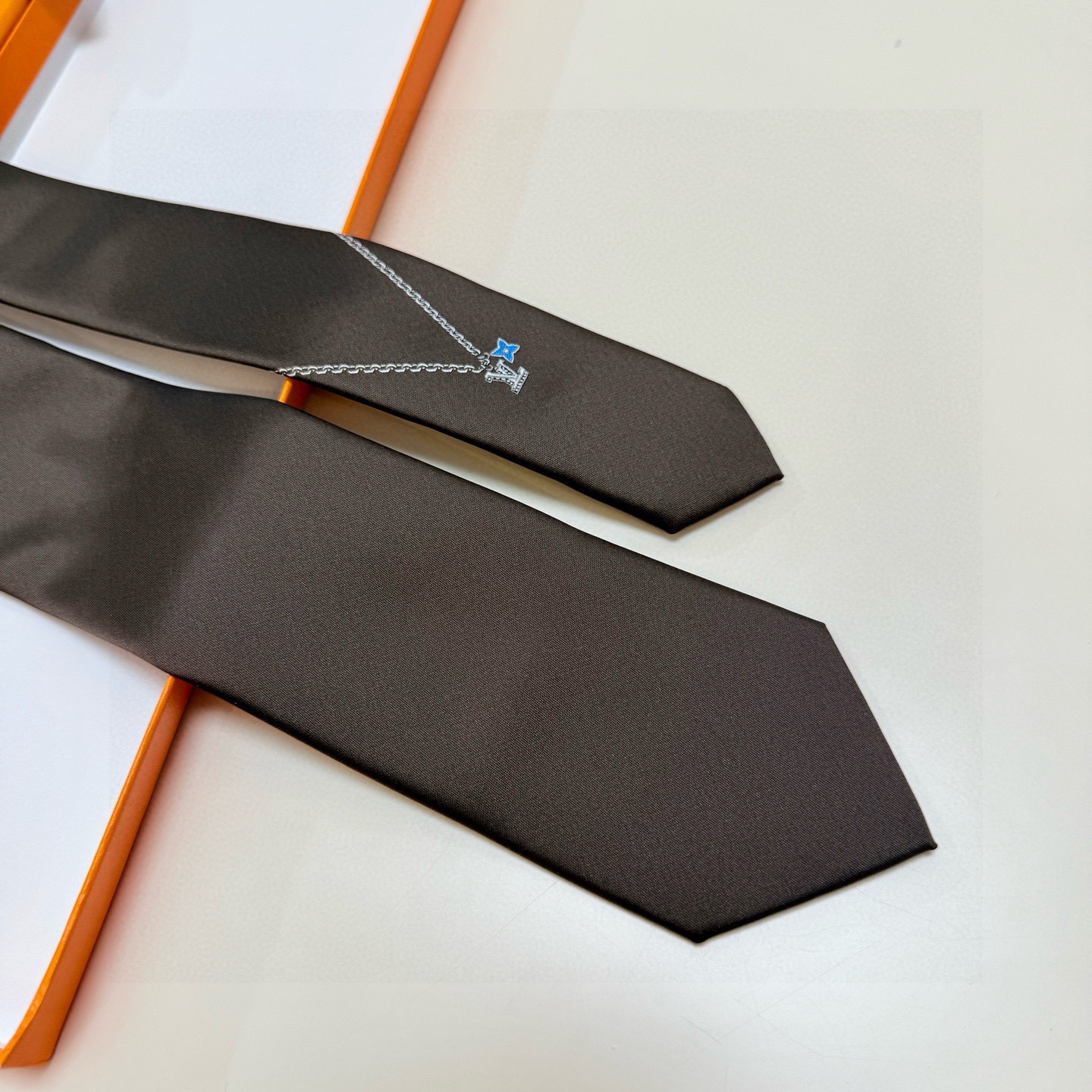 🌾LV官方新款男士领带系列【Lv字母提花领带】👔👔，稀有😻😻展现精湛手工与时尚优雅的理想选择，这款领带将