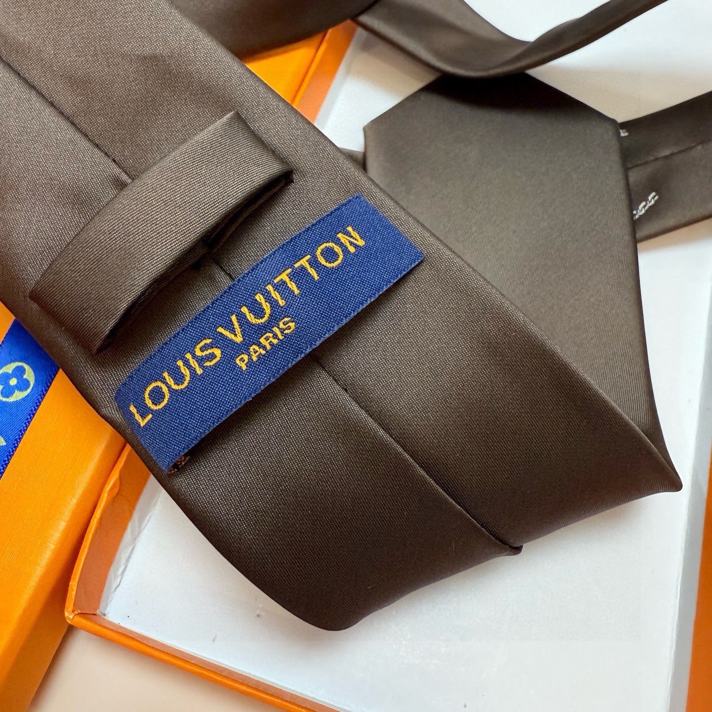 🌾LV官方新款男士领带系列【Lv字母提花领带】👔👔，稀有😻😻展现精湛手工与时尚优雅的理想选择，这款领带将