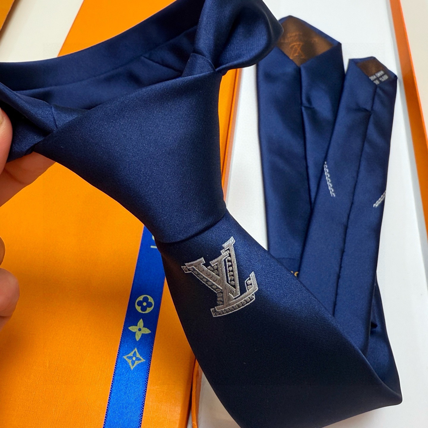 🌾LV官方新款男士领带系列【Lv字母提花领带】👔👔，稀有😻😻展现精湛手工与时尚优雅的理想选择，这款领带将