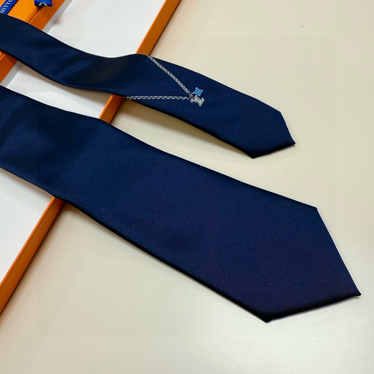 🌾LV官方新款男士领带系列【Lv字母提花领带】👔👔，稀有😻😻展现精湛手工与时尚优雅的理想选择，这款领带将