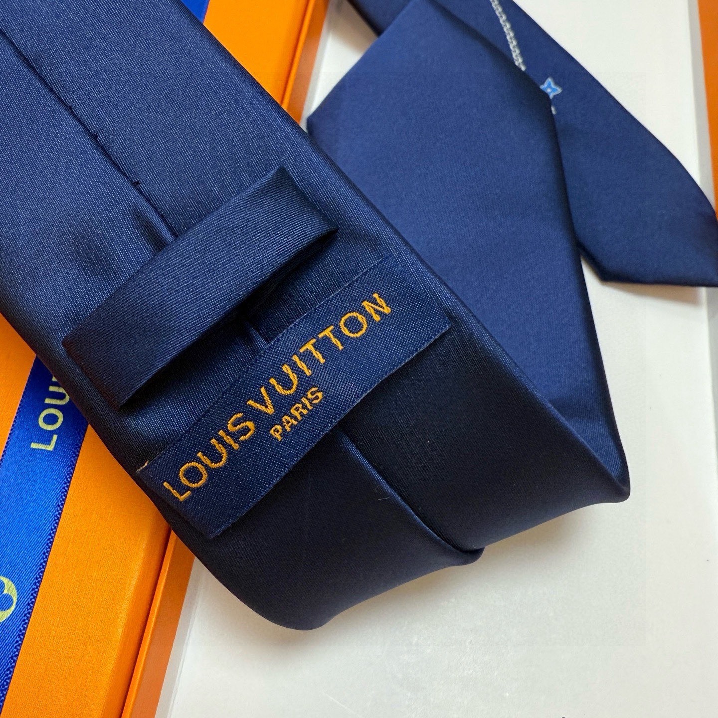🌾LV官方新款男士领带系列【Lv字母提花领带】👔👔，稀有😻😻展现精湛手工与时尚优雅的理想选择，这款领带将