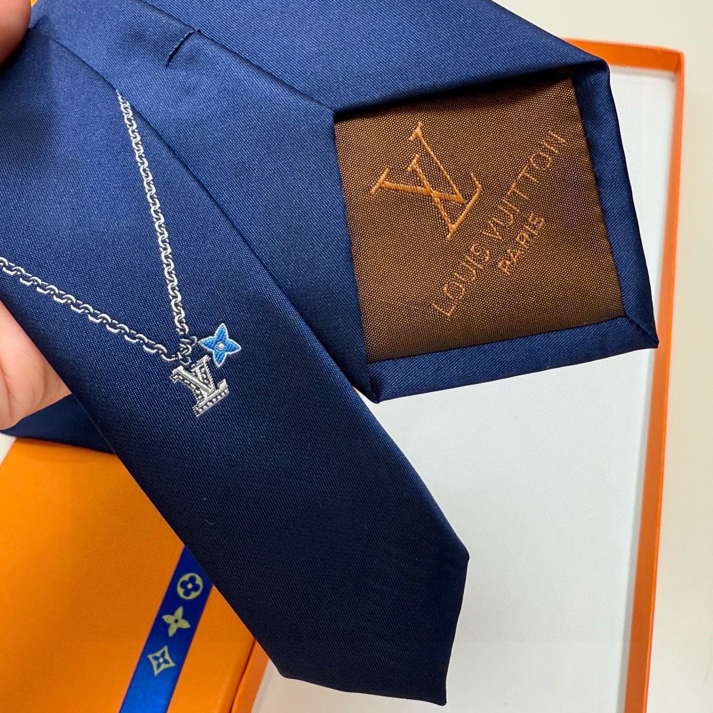 🌾LV官方新款男士领带系列【Lv字母提花领带】👔👔，稀有😻😻展现精湛手工与时尚优雅的理想选择，这款领带将