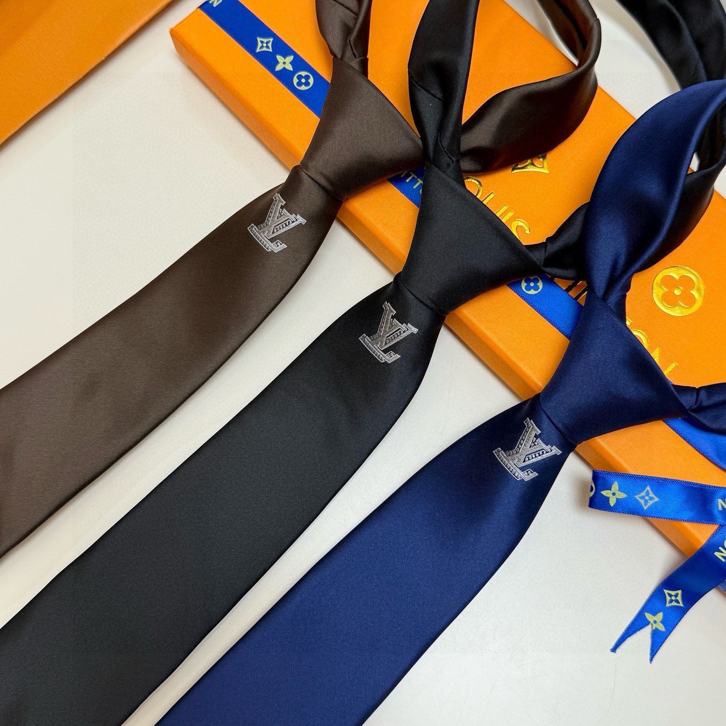 🌾LV官方新款男士领带系列【Lv字母提花领带】👔👔，稀有😻😻展现精湛手工与时尚优雅的理想选择，这款领带将