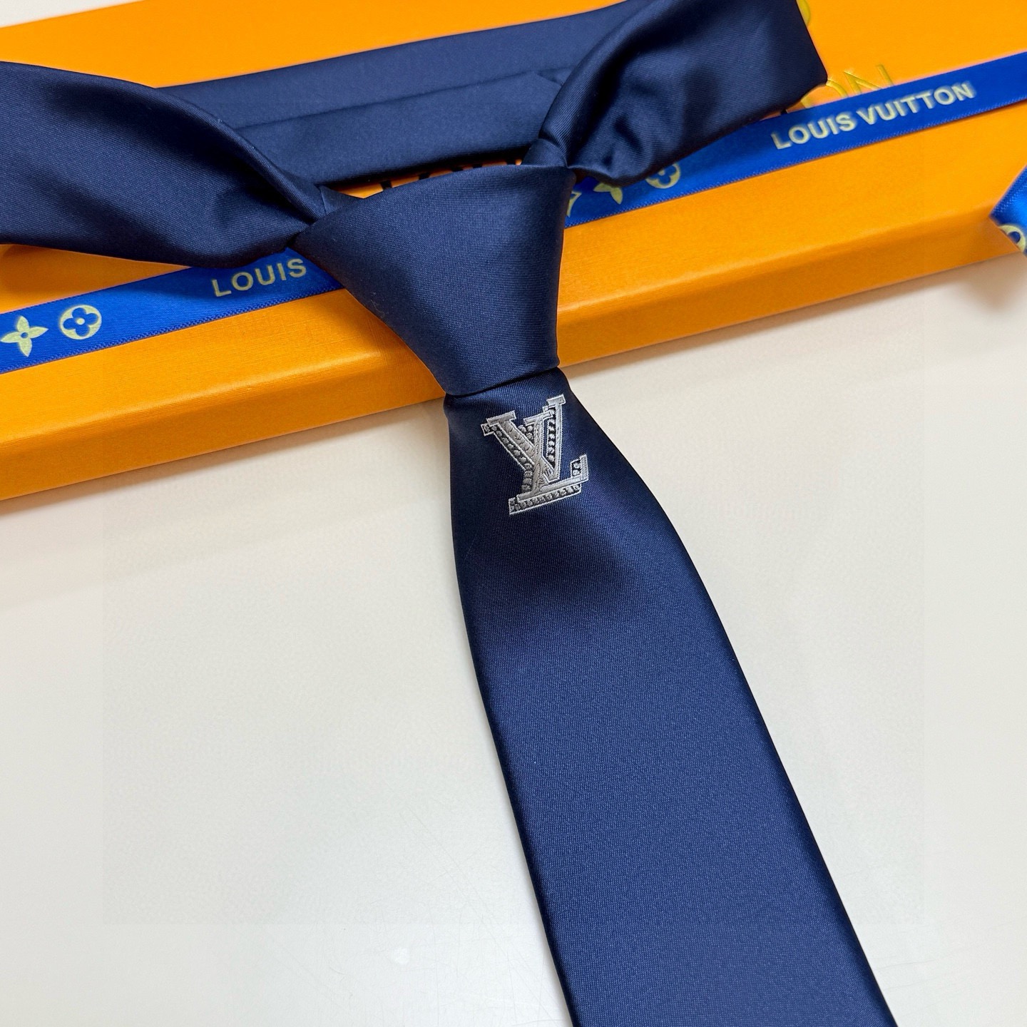 🌾LV官方新款男士领带系列【Lv字母提花领带】👔👔，稀有😻😻展现精湛手工与时尚优雅的理想选择，这款领带将