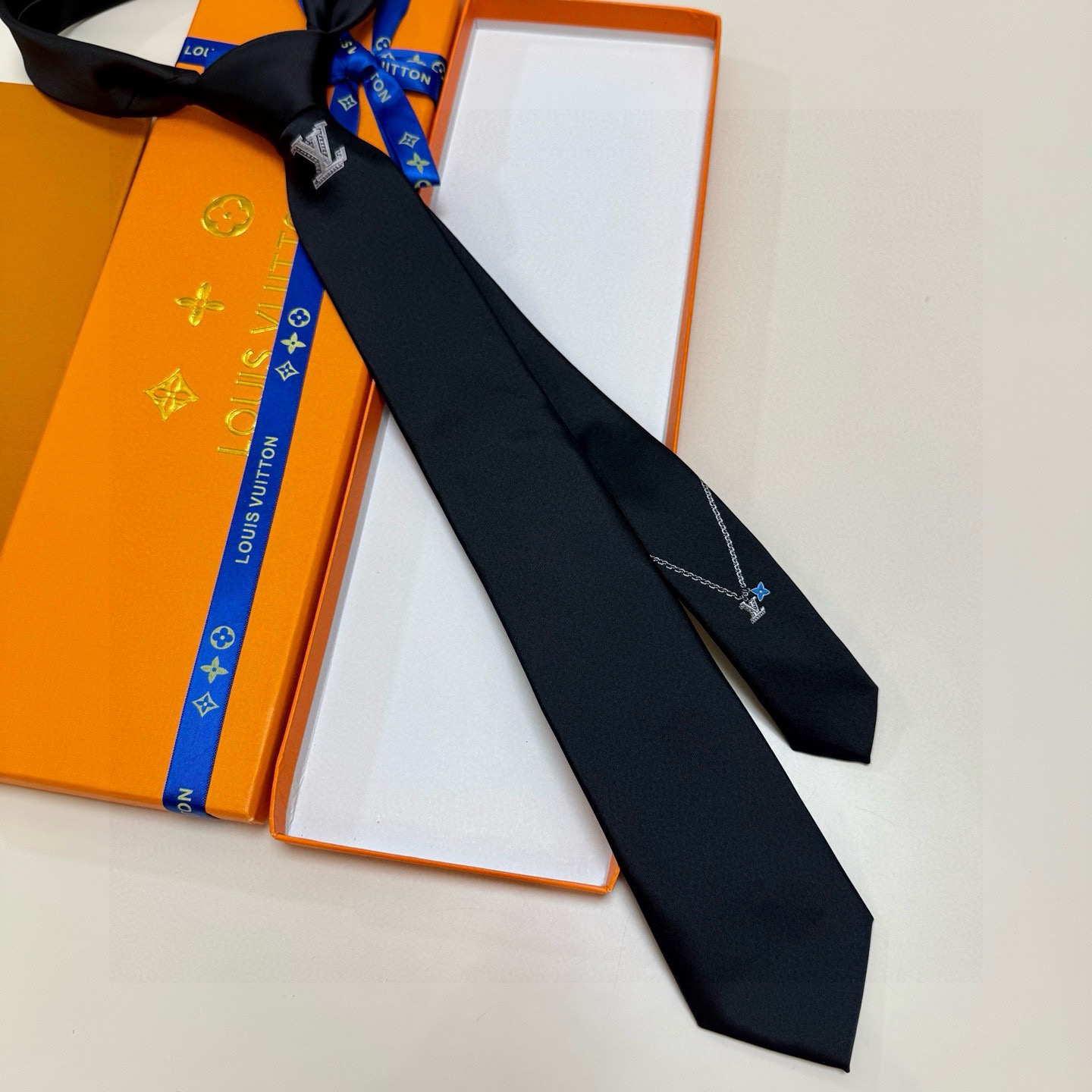 🌾LV官方新款男士领带系列【Lv字母提花领带】👔👔，稀有😻😻展现精湛手工与时尚优雅的理想选择，这款领带将