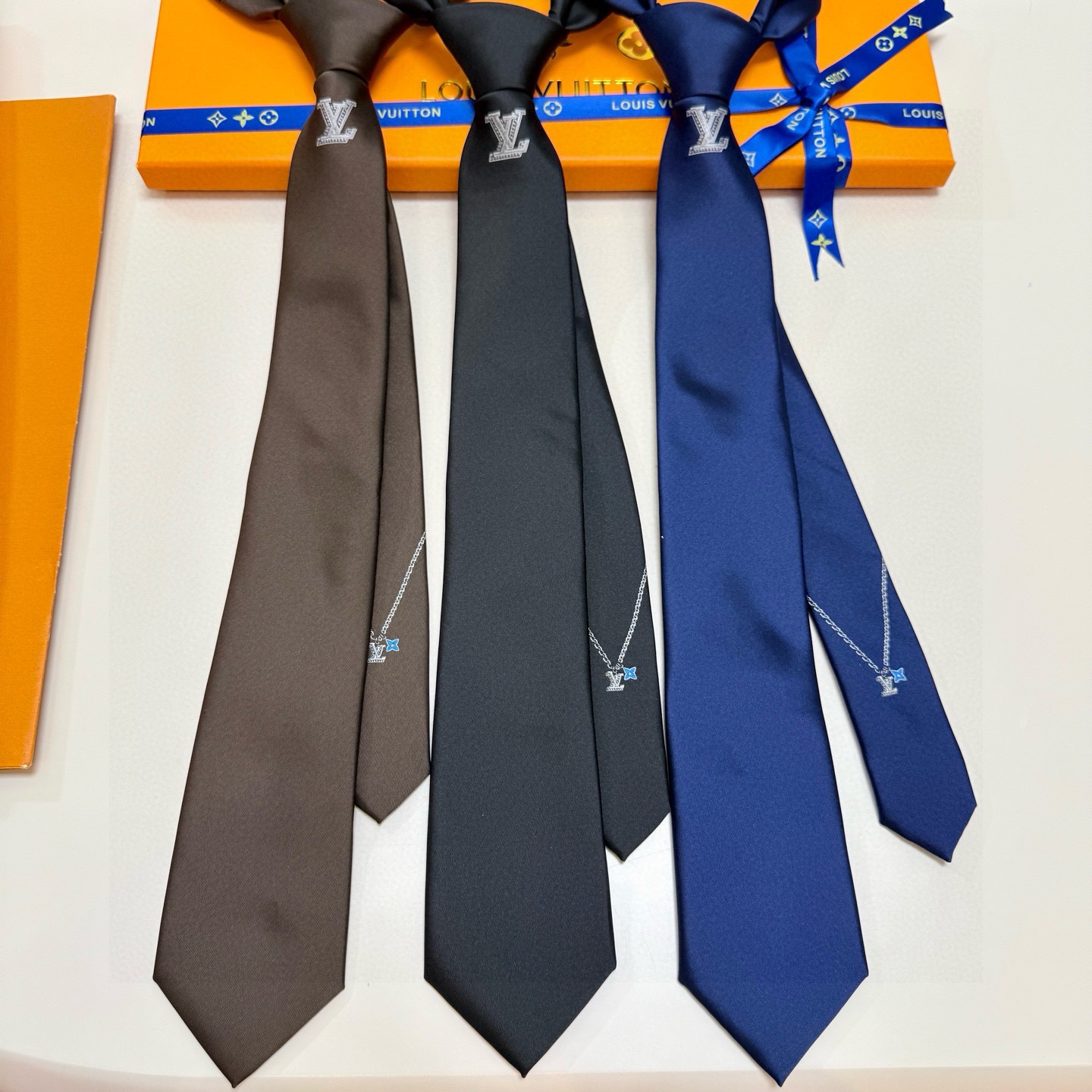 🌾LV官方新款男士领带系列【Lv字母提花领带】👔👔，稀有😻😻展现精湛手工与时尚优雅的理想选择，这款领带将