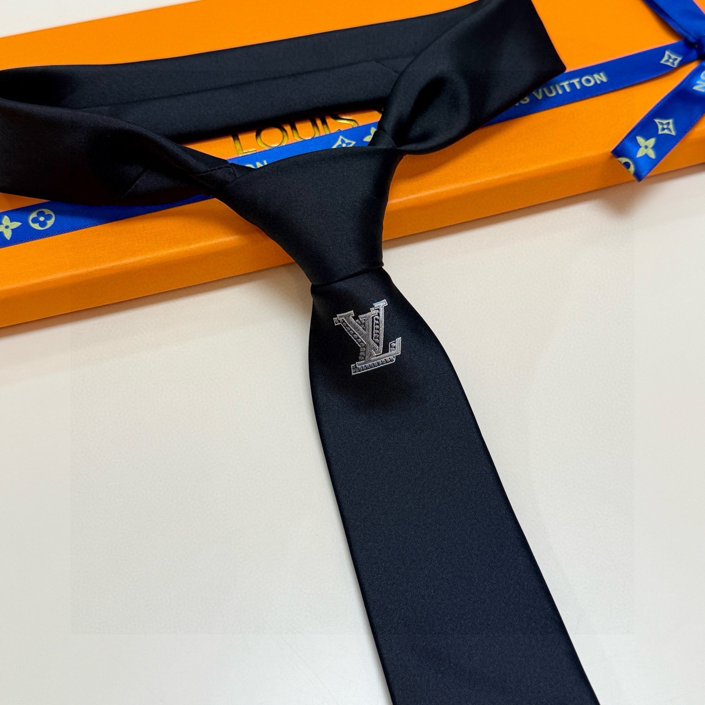 🌾LV官方新款男士领带系列【Lv字母提花领带】👔👔，稀有😻😻展现精湛手工与时尚优雅的理想选择，这款领带将