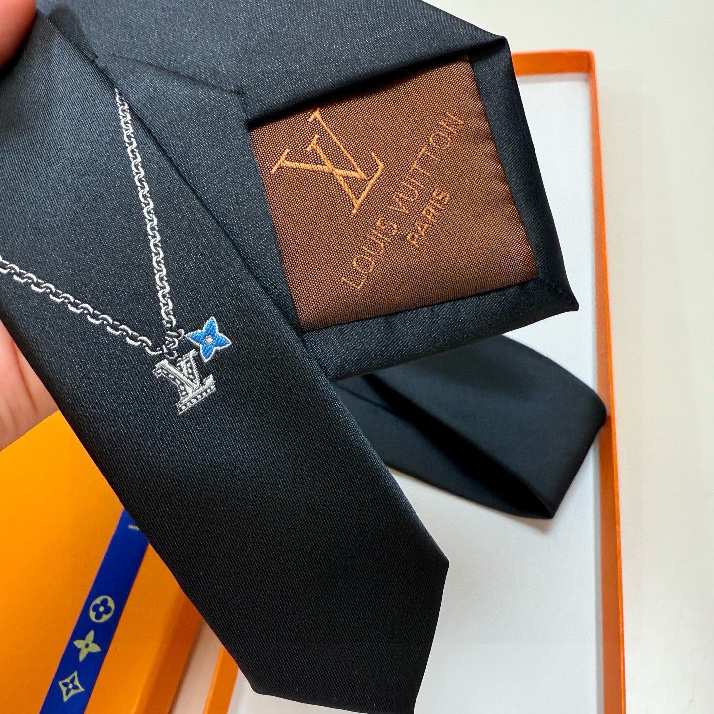 🌾LV官方新款男士领带系列【Lv字母提花领带】👔👔，稀有😻😻展现精湛手工与时尚优雅的理想选择，这款领带将