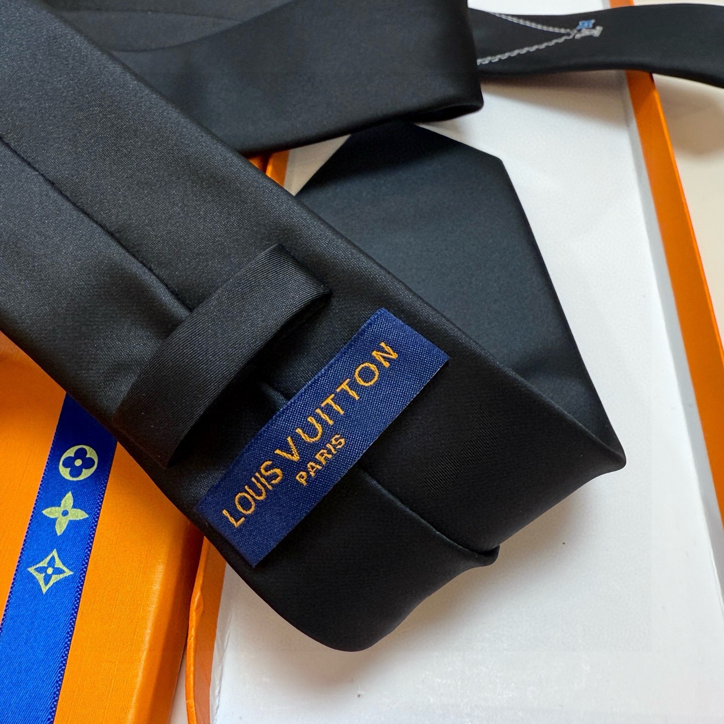 🌾LV官方新款男士领带系列【Lv字母提花领带】👔👔，稀有😻😻展现精湛手工与时尚优雅的理想选择，这款领带将