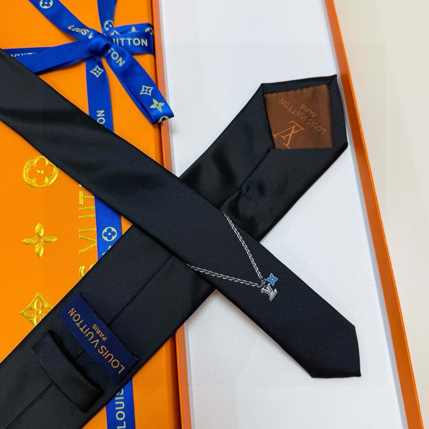 🌾LV官方新款男士领带系列【Lv字母提花领带】👔👔，稀有😻😻展现精湛手工与时尚优雅的理想选择，这款领带将