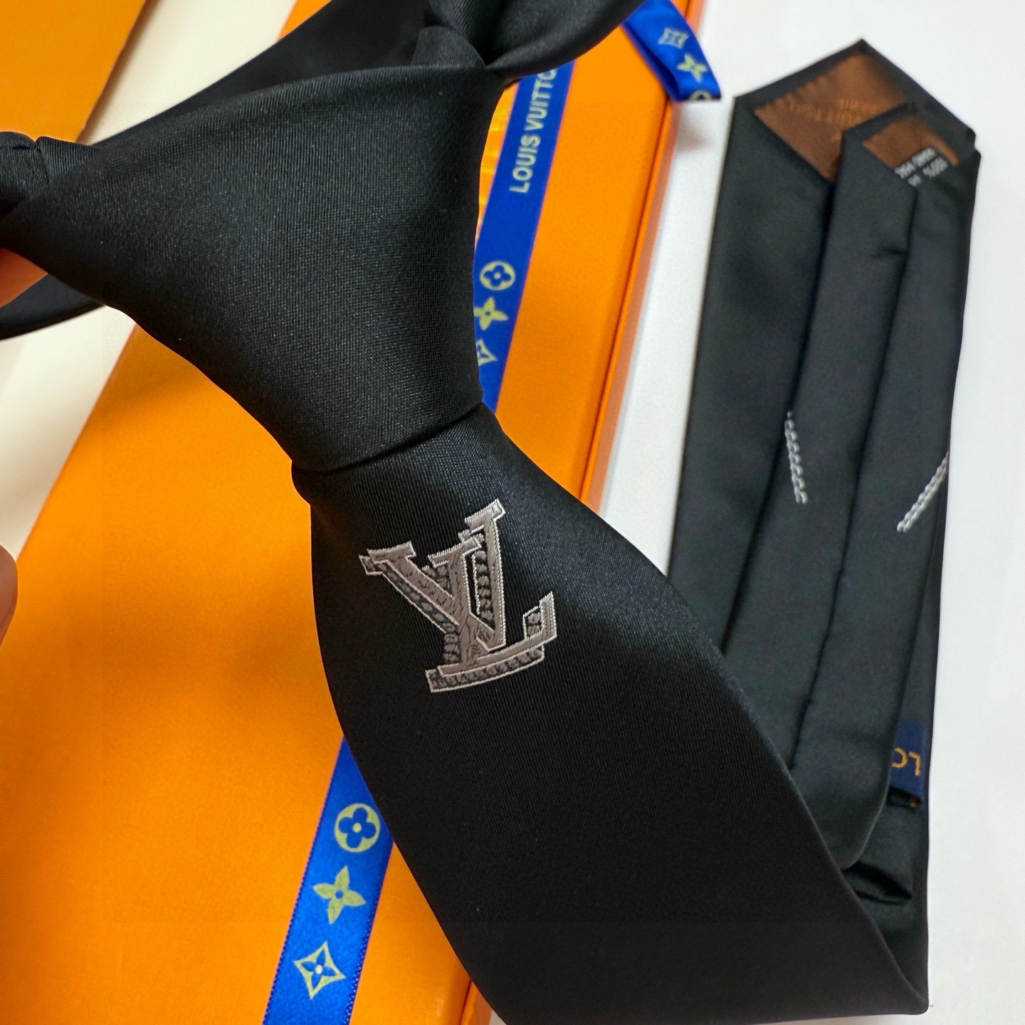 🌾LV官方新款男士领带系列【Lv字母提花领带】👔👔，稀有😻😻展现精湛手工与时尚优雅的理想选择，这款领带将