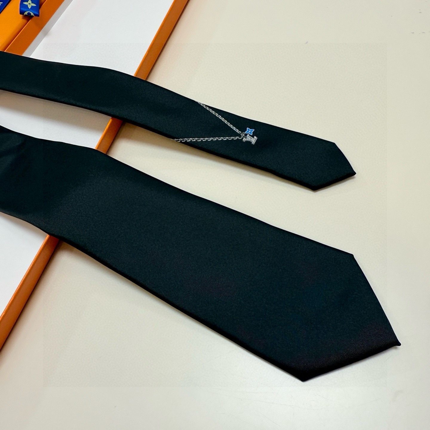 🌾LV官方新款男士领带系列【Lv字母提花领带】👔👔，稀有😻😻展现精湛手工与时尚优雅的理想选择，这款领带将