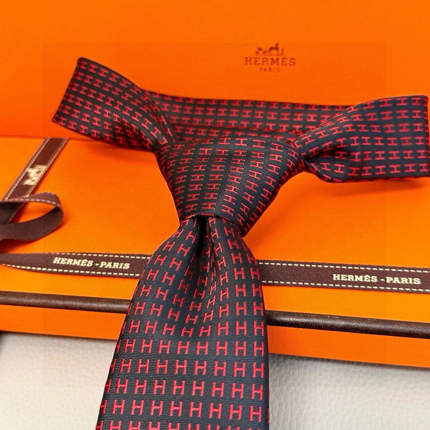 🌾男士新款领带系列【H字母图案领带】👔👔，稀有H家每年都有一千条不同印花的领带面世，从最初的多以几何图案