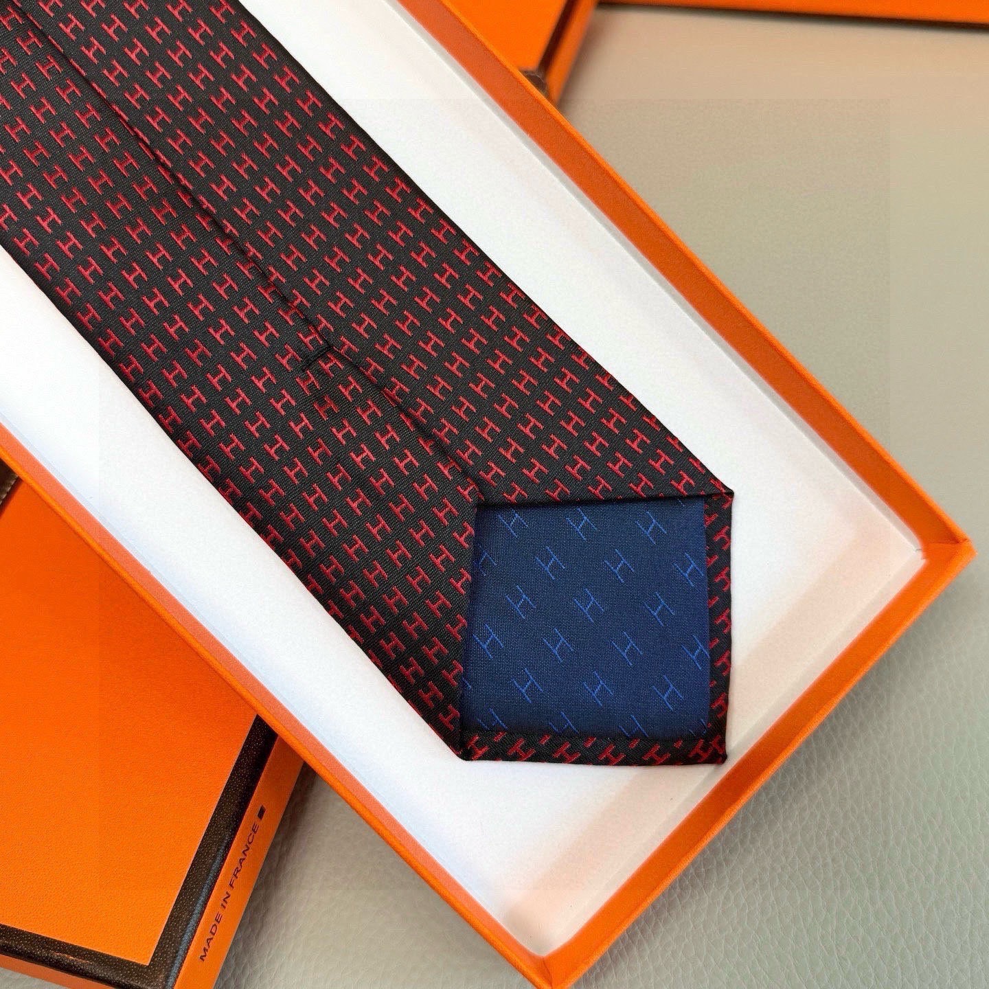 🌾男士新款领带系列【H字母图案领带】👔👔，稀有H家每年都有一千条不同印花的领带面世，从最初的多以几何图案