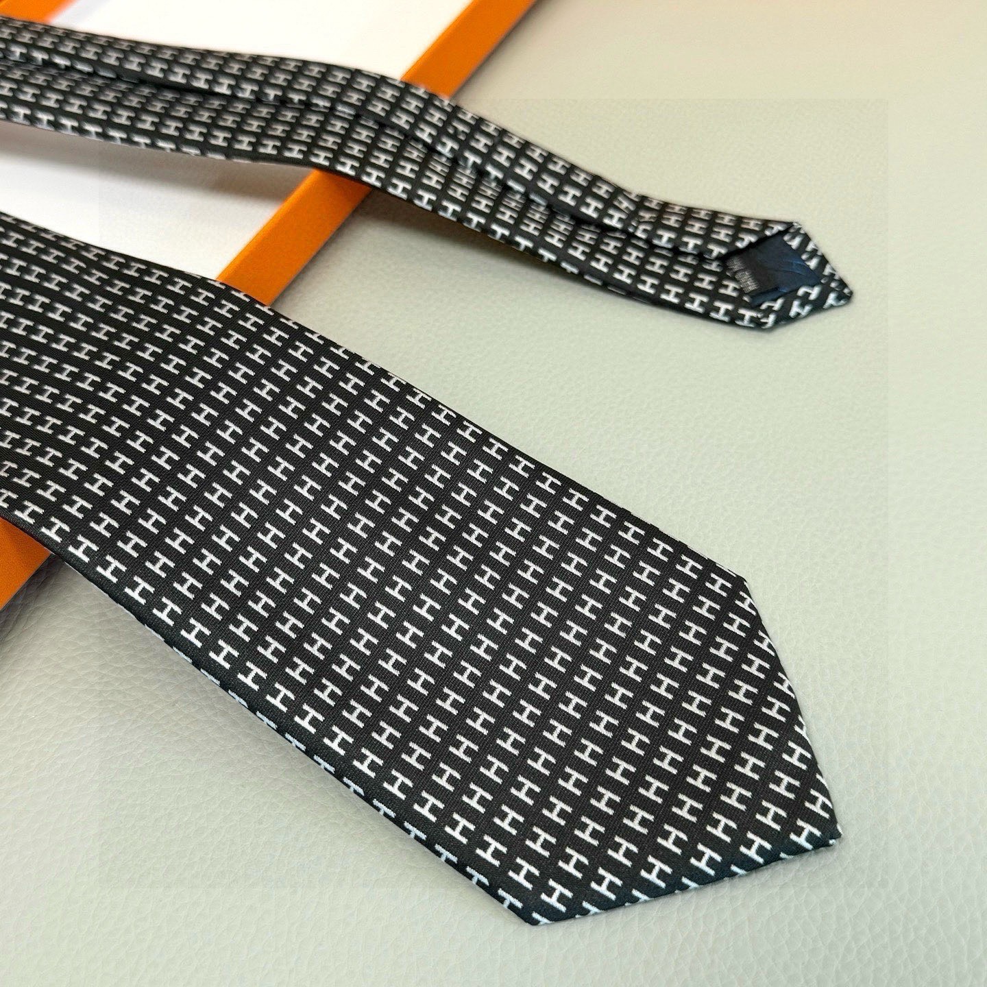 🌾男士新款领带系列【H字母图案领带】👔👔，稀有H家每年都有一千条不同印花的领带面世，从最初的多以几何图案