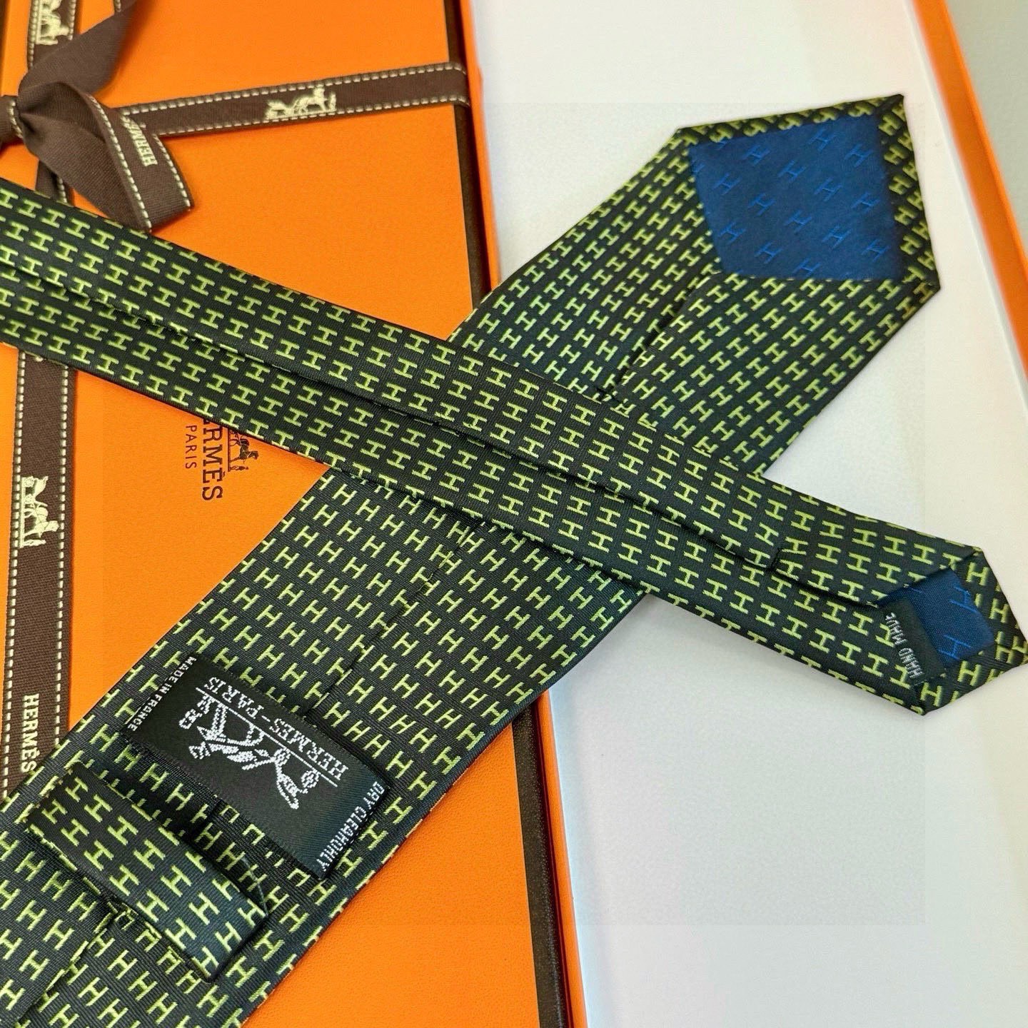 🌾男士新款领带系列【H字母图案领带】👔👔，稀有H家每年都有一千条不同印花的领带面世，从最初的多以几何图案