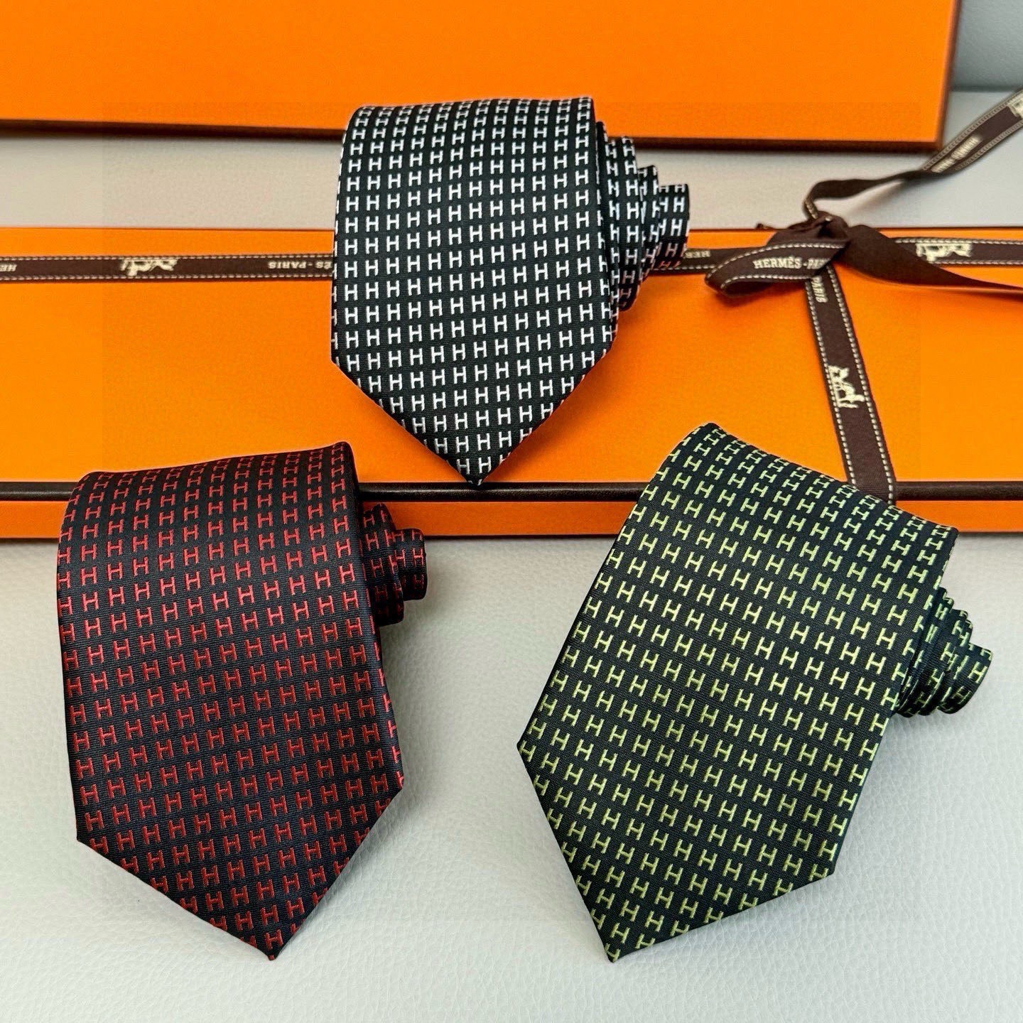 🌾男士新款领带系列【H字母图案领带】👔👔，稀有H家每年都有一千条不同印花的领带面世，从最初的多以几何图案