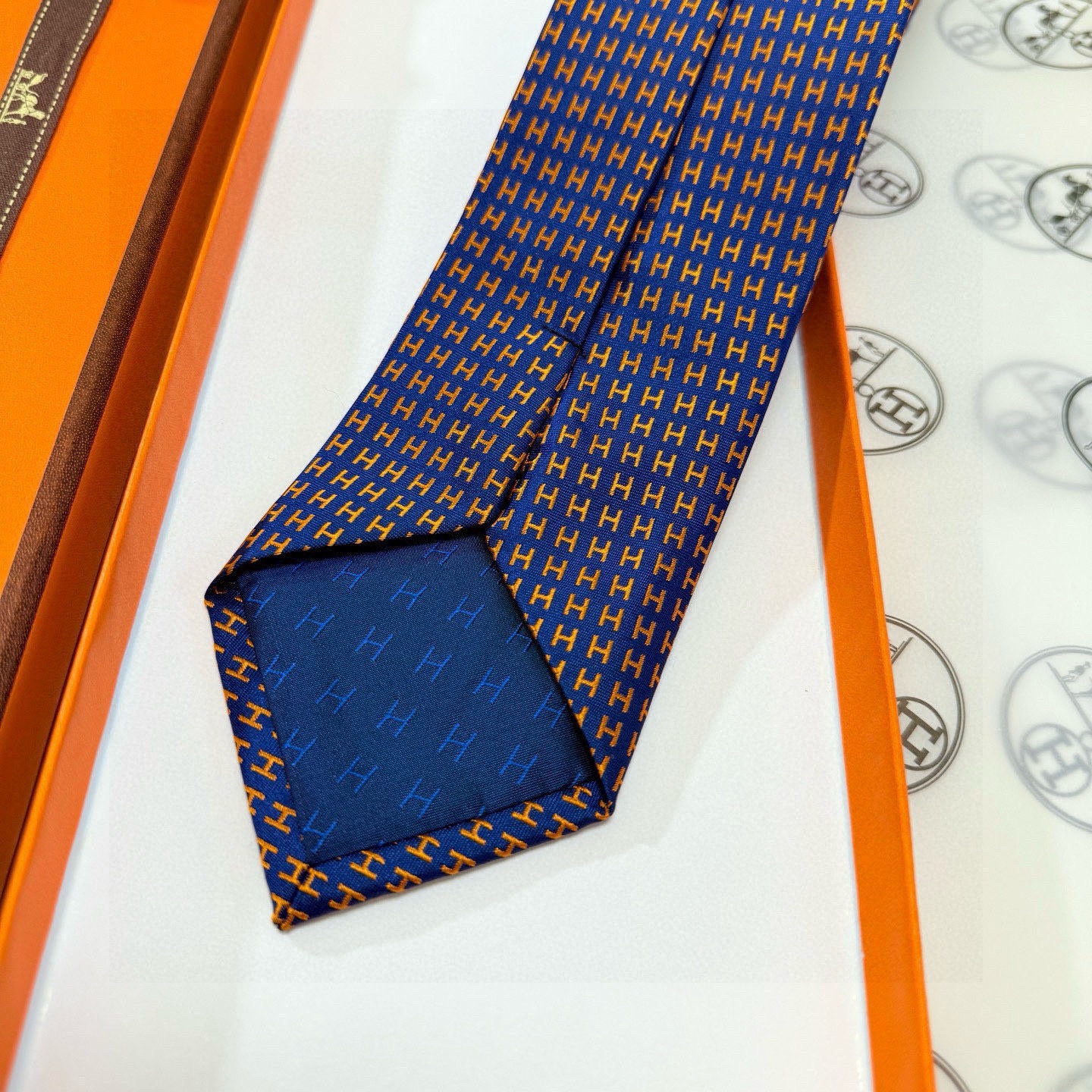 🌾男士新款领带系列【H字母图案领带】👔👔，稀有H家每年都有一千条不同印花的领带面世，从最初的多以几何图案
