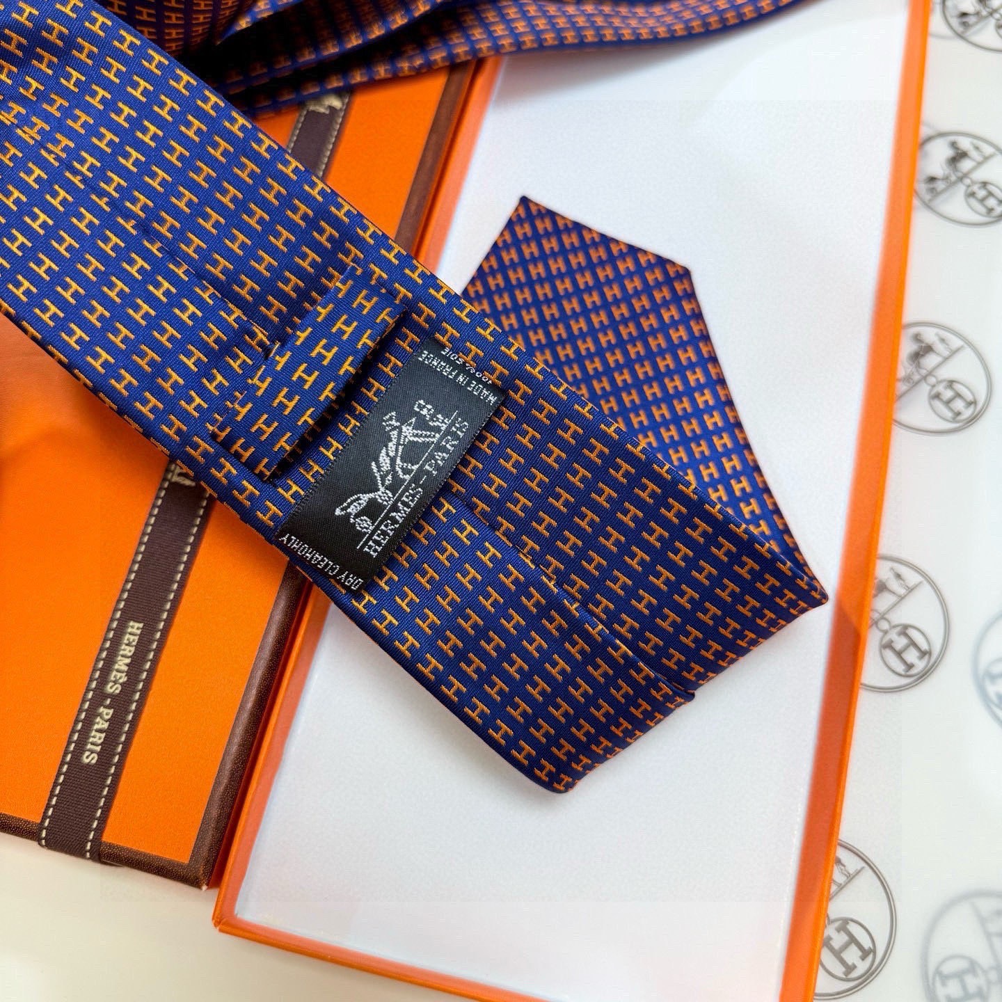🌾男士新款领带系列【H字母图案领带】👔👔，稀有H家每年都有一千条不同印花的领带面世，从最初的多以几何图案