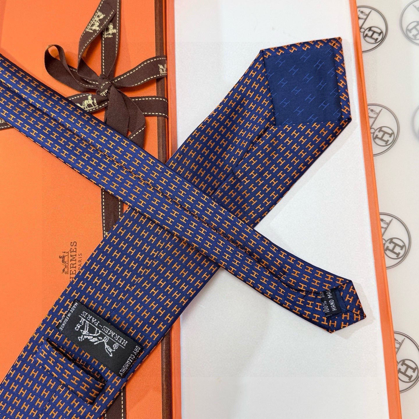 🌾男士新款领带系列【H字母图案领带】👔👔，稀有H家每年都有一千条不同印花的领带面世，从最初的多以几何图案